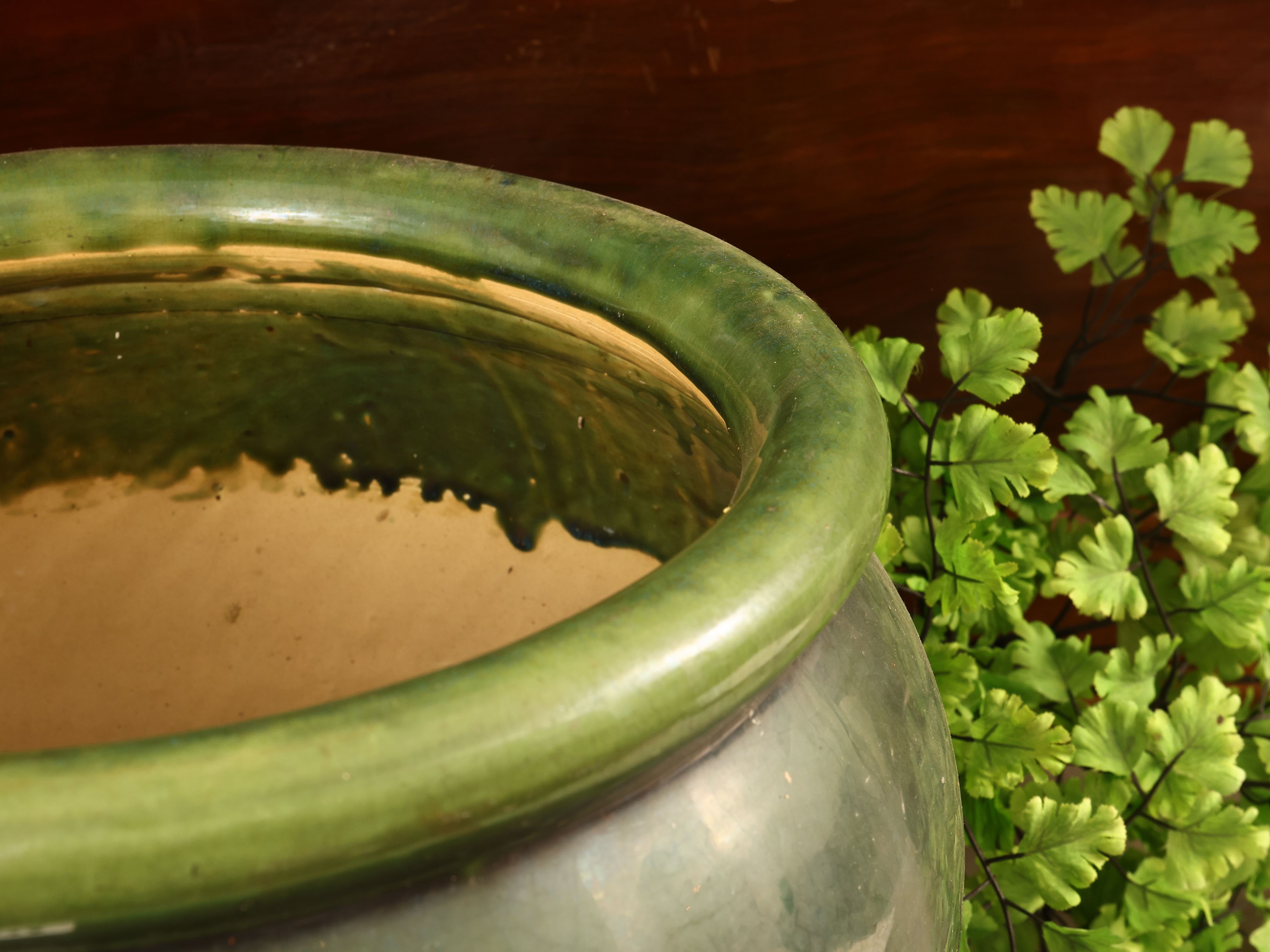 Due portavasi in terracotta smaltata verde, h da cm 25 a cm 30