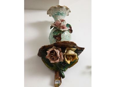 Coppia di mensole Barbotine in ceramica policroma, inizio XX secolo