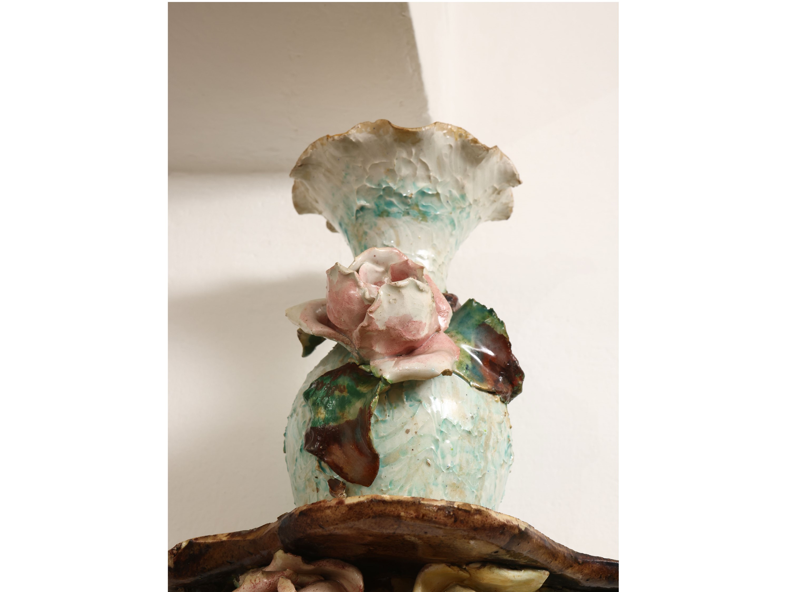 Coppia di mensole Barbotine in ceramica policroma, inizio XX secolo