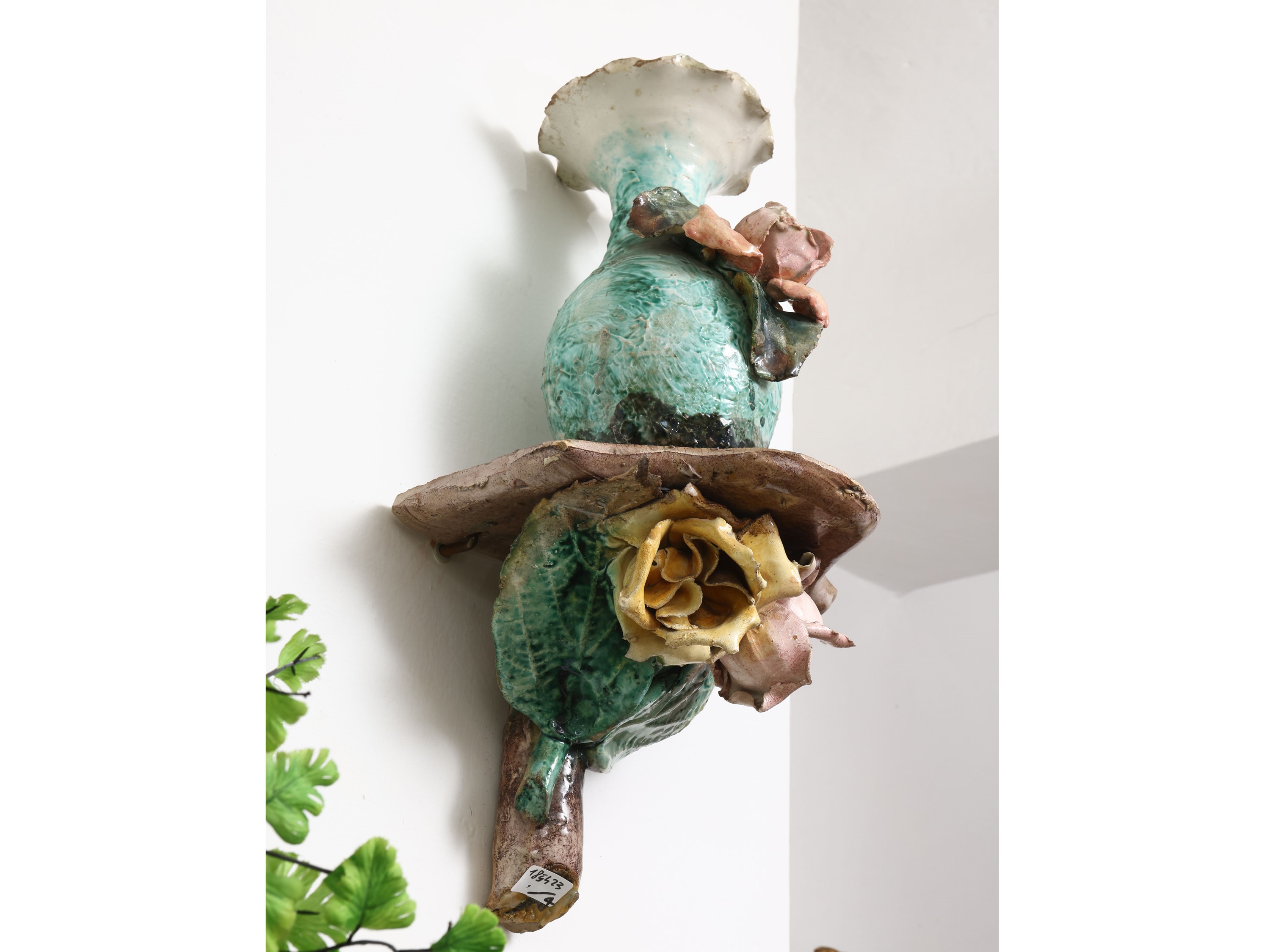 Coppia di mensole Barbotine in ceramica policroma, inizio XX secolo