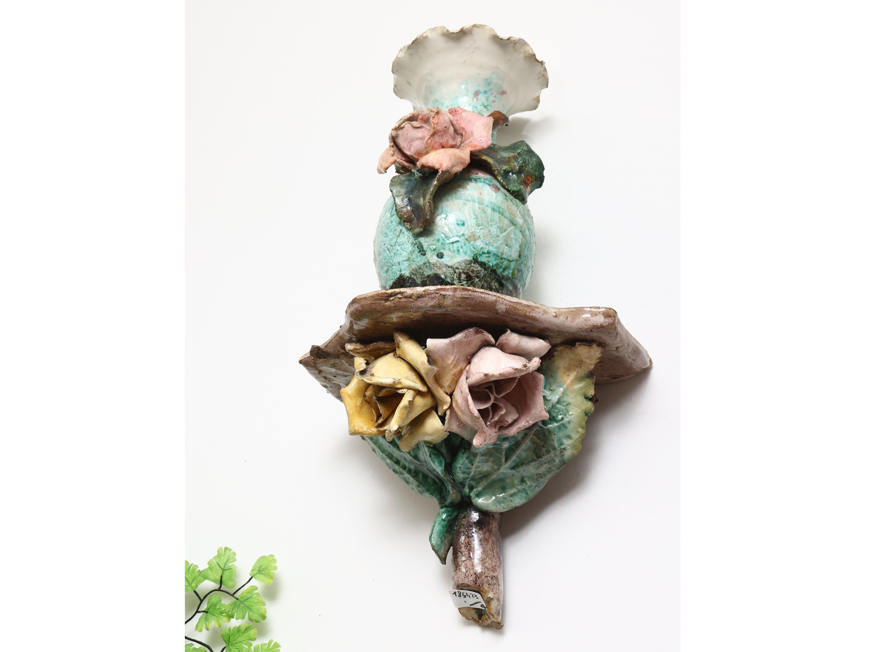 Coppia di mensole Barbotine in ceramica policroma, inizio XX secolo