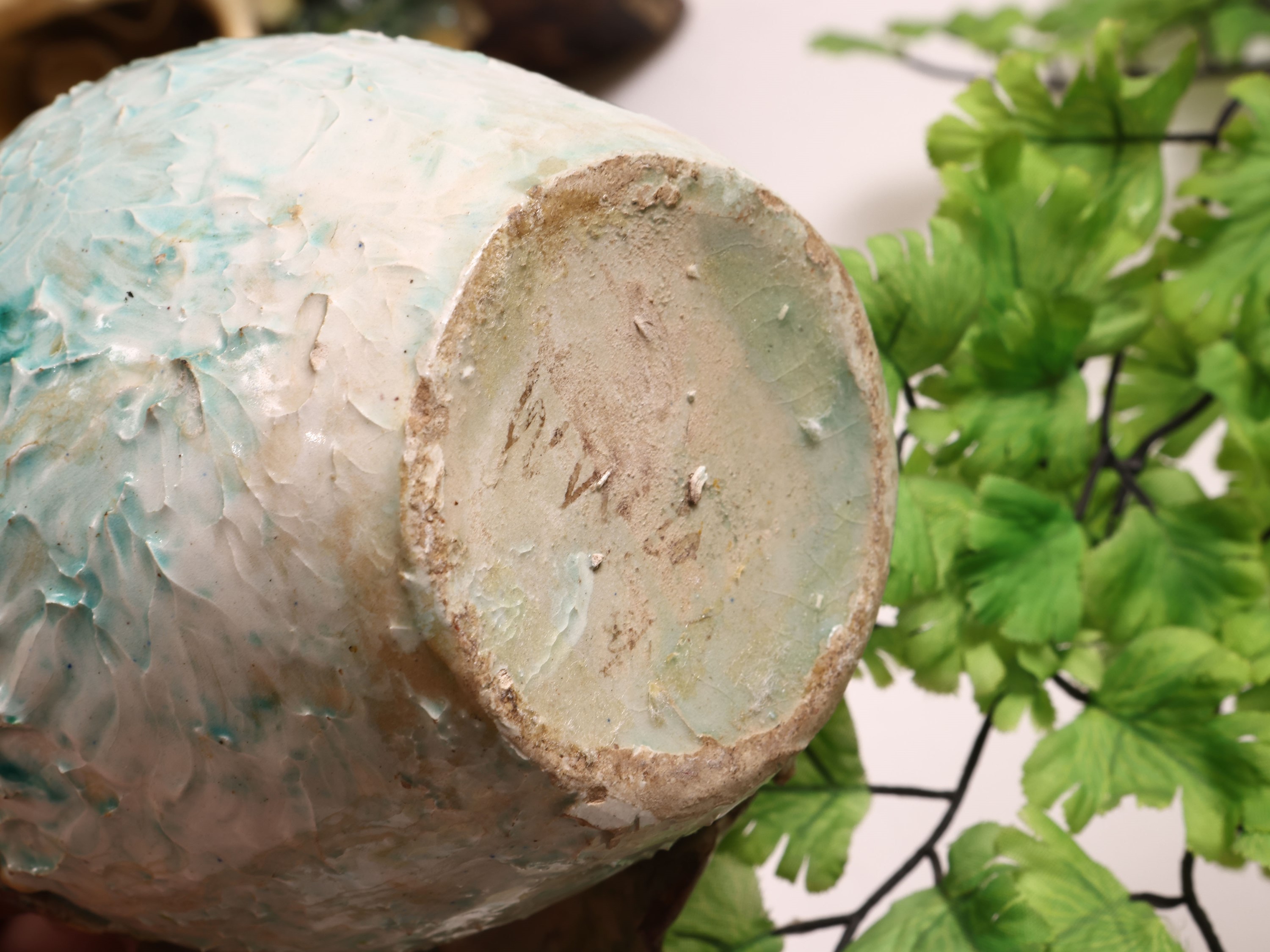 Coppia di mensole Barbotine in ceramica policroma, inizio XX secolo