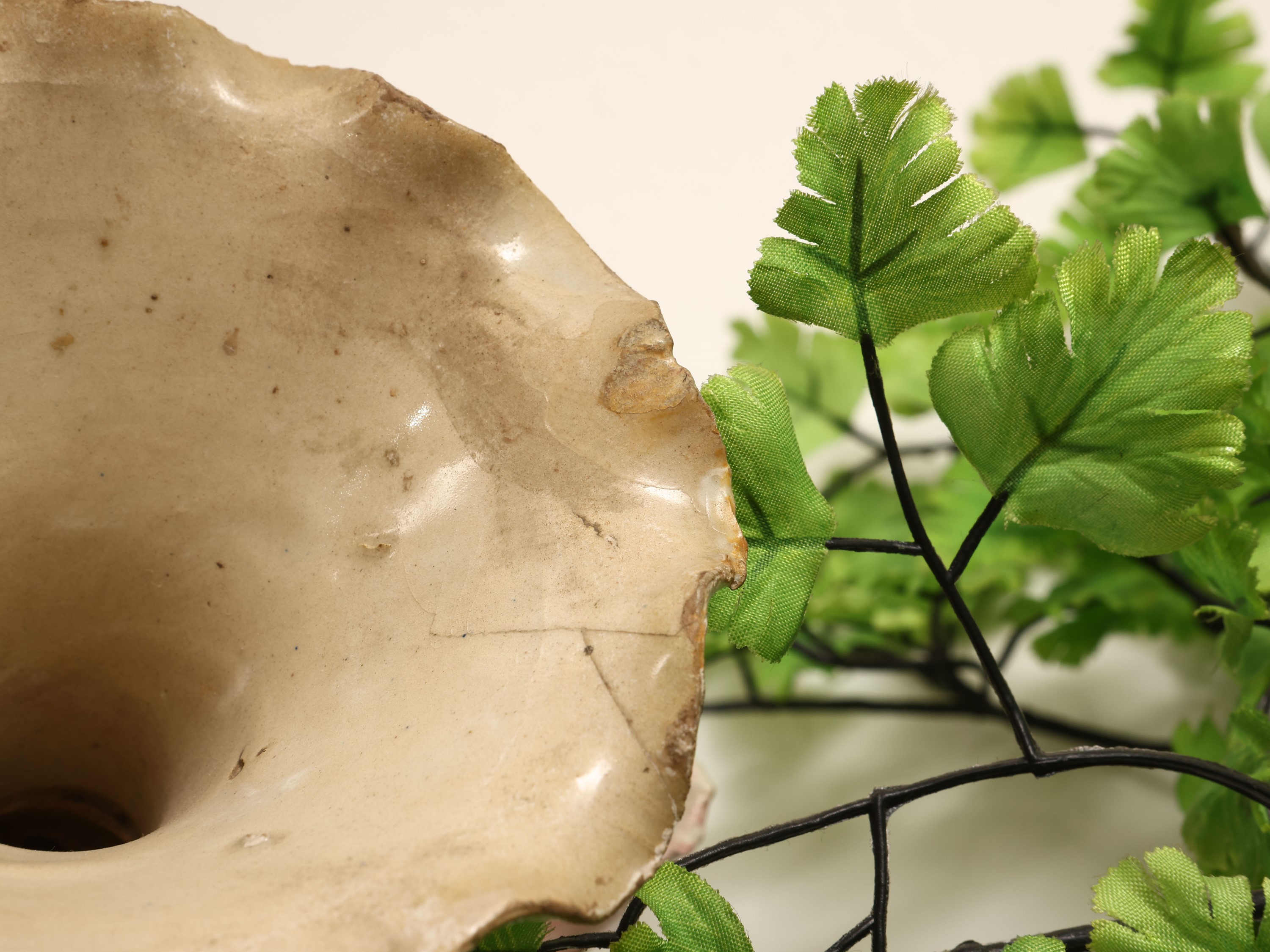 Coppia di mensole Barbotine in ceramica policroma, inizio XX secolo