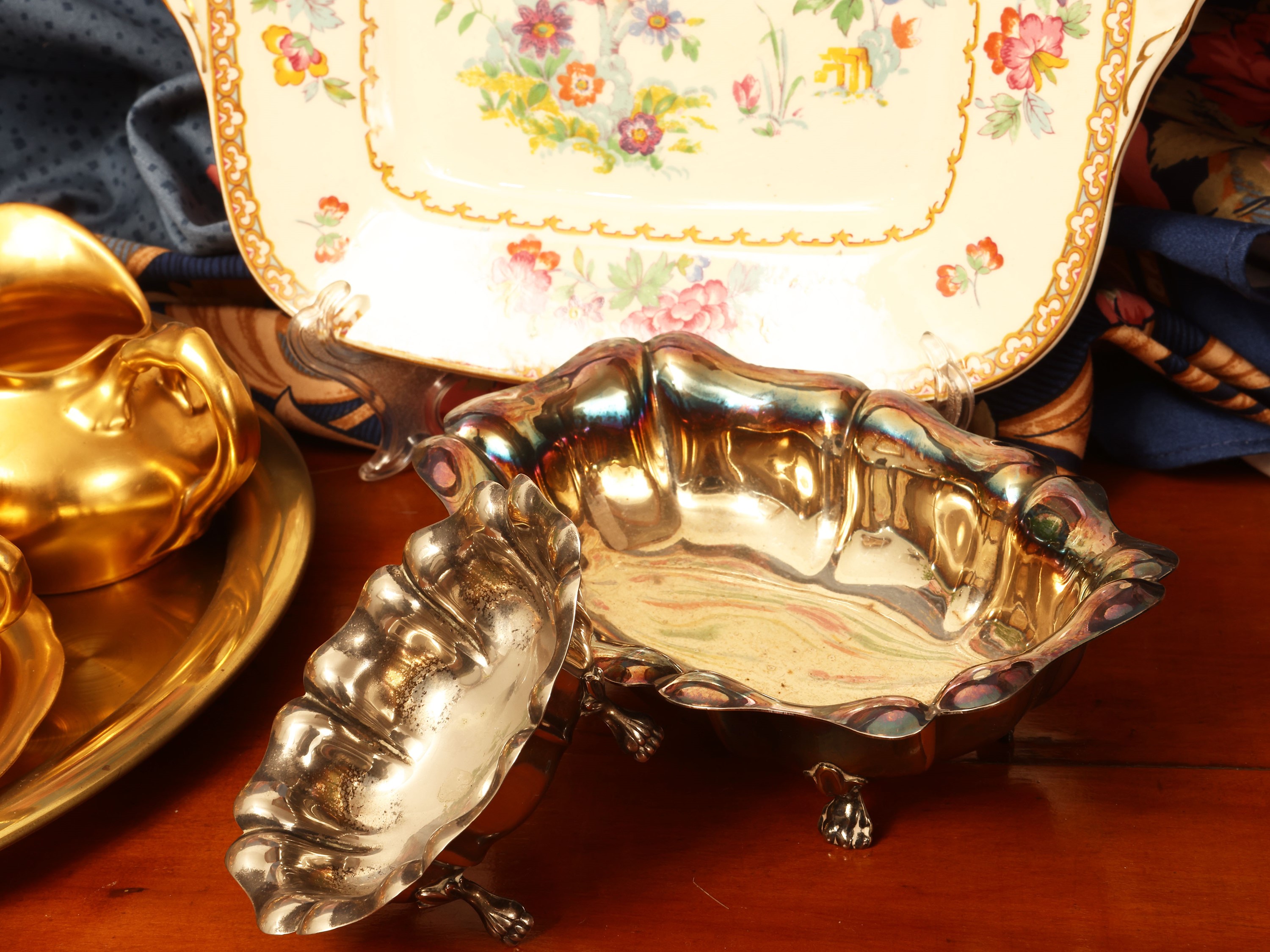 Miscellanea di accessori per la tavola, comprendente cruet in metallo argentato e porcellana dora...