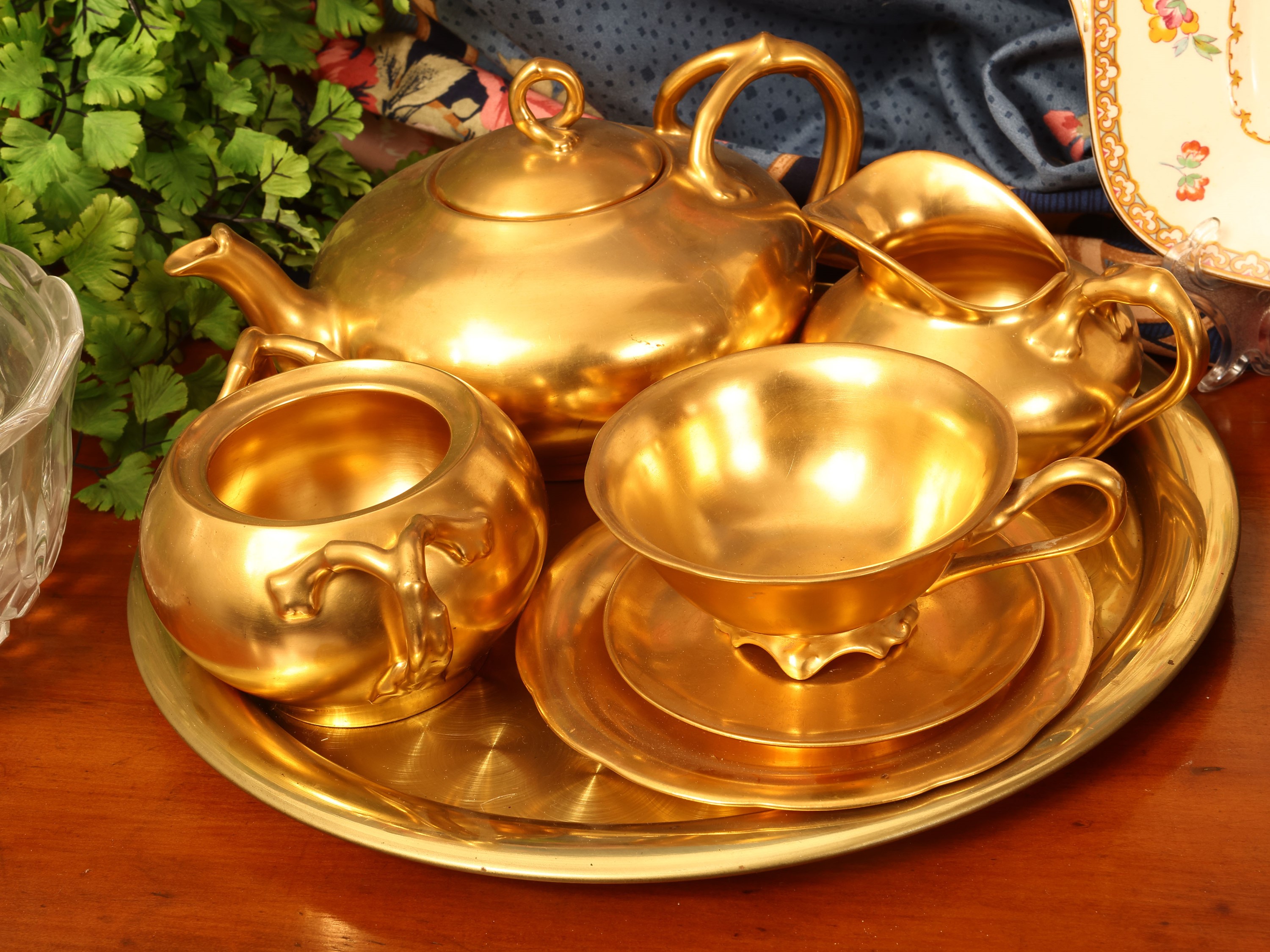 Miscellanea di accessori per la tavola, comprendente cruet in metallo argentato e porcellana dora...