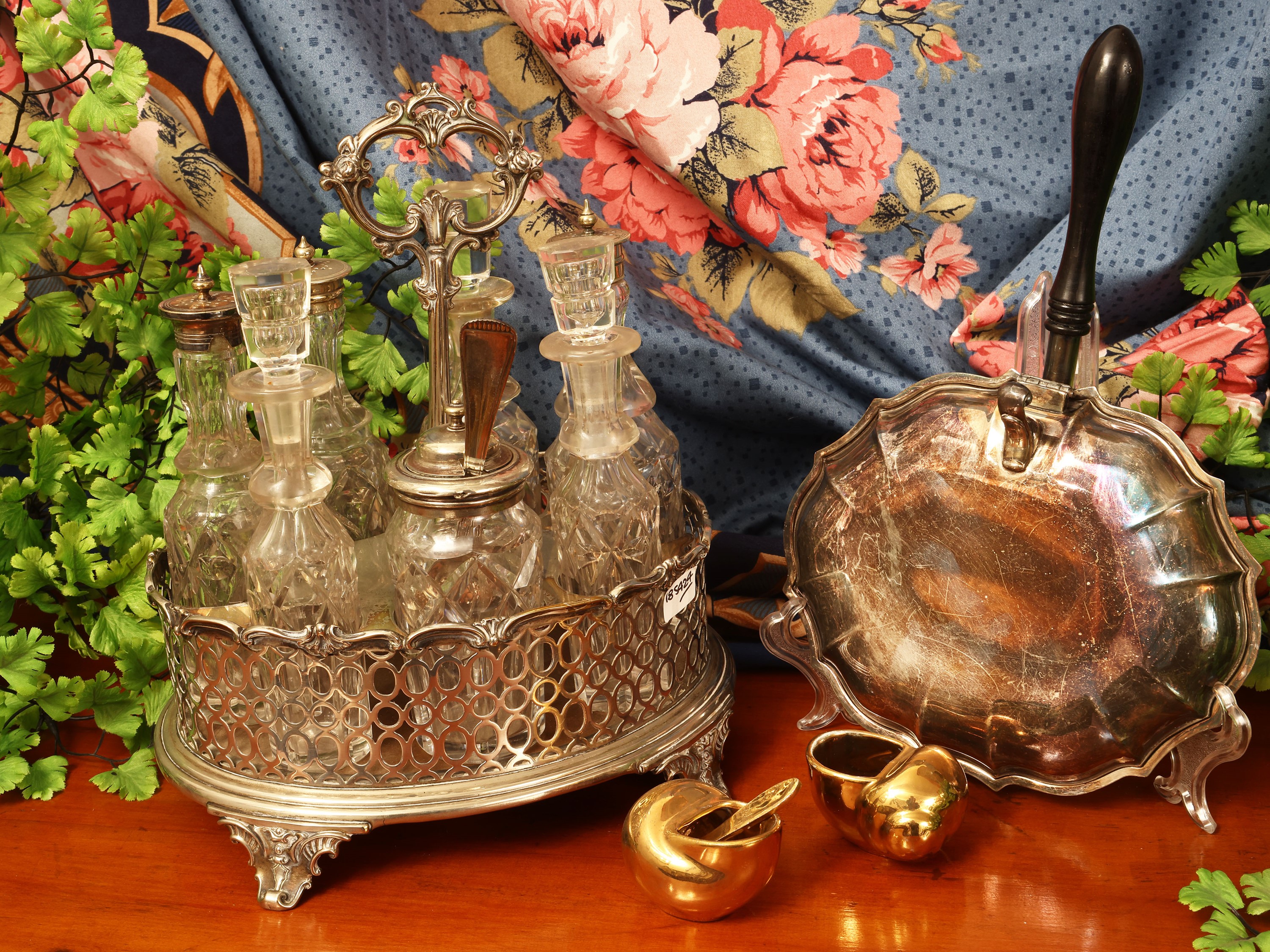 Miscellanea di accessori per la tavola, comprendente cruet in metallo argentato e porcellana dora...