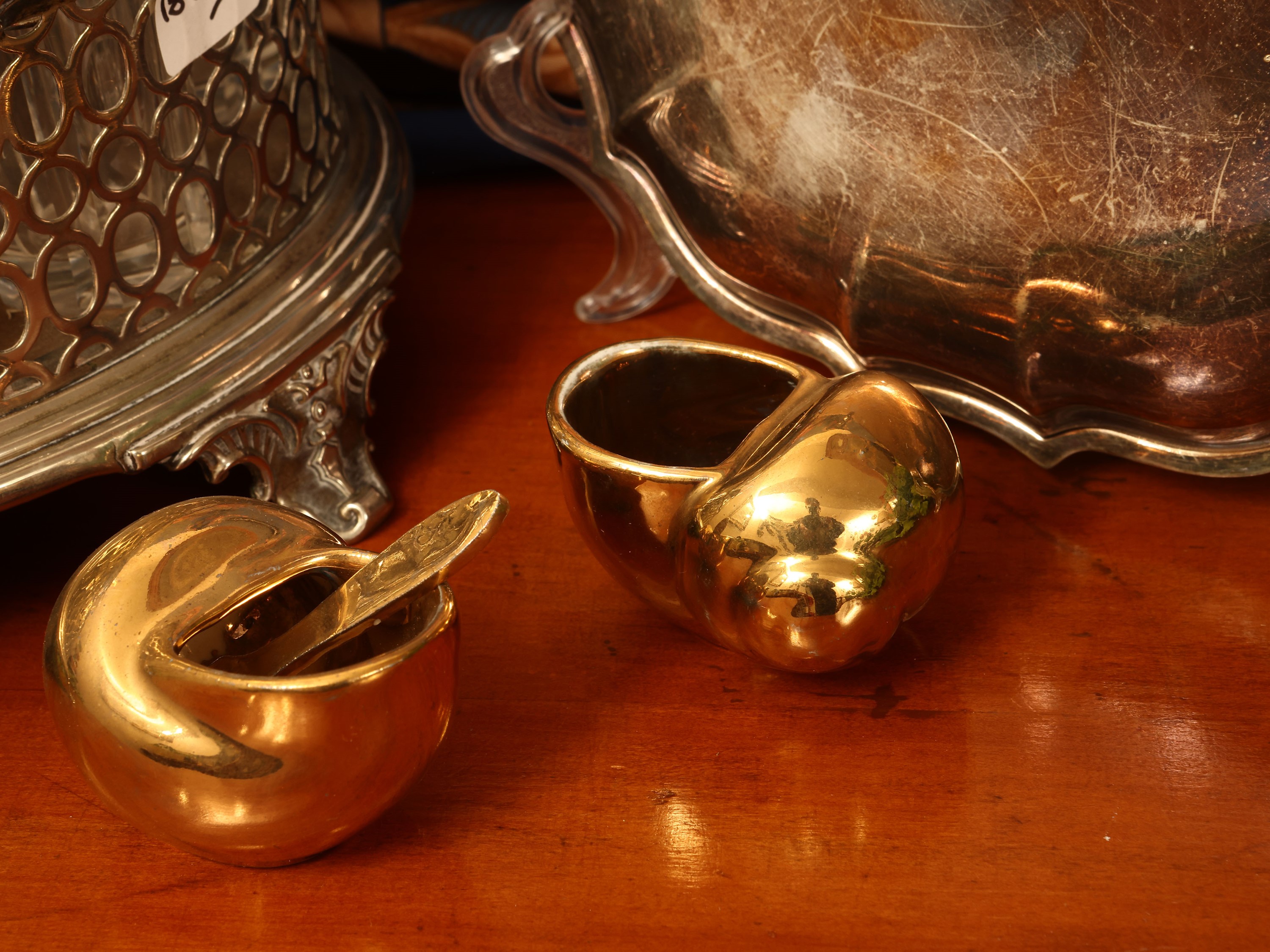 Miscellanea di accessori per la tavola, comprendente cruet in metallo argentato e porcellana dora...