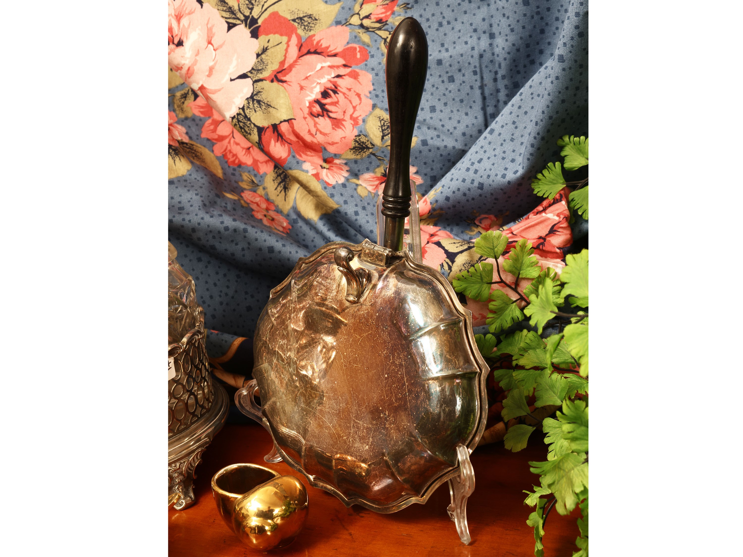 Miscellanea di accessori per la tavola, comprendente cruet in metallo argentato e porcellana dora...