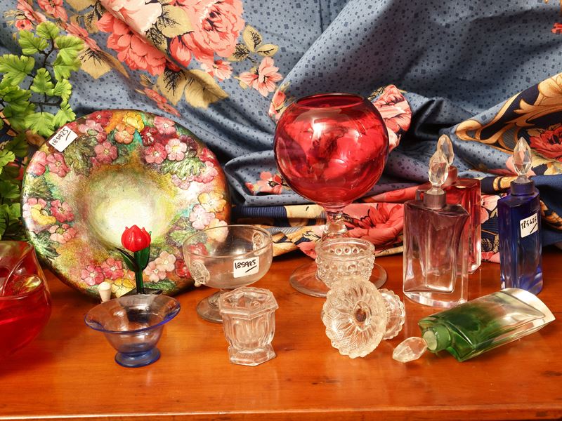 Miscellanea di ninnoli e accessori in vetro e cristallo, inclusi mortaio in vetro di Murano e amp...