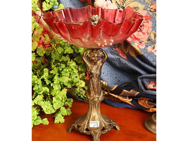 Alzata centrotavola di gusto Art Nouveau