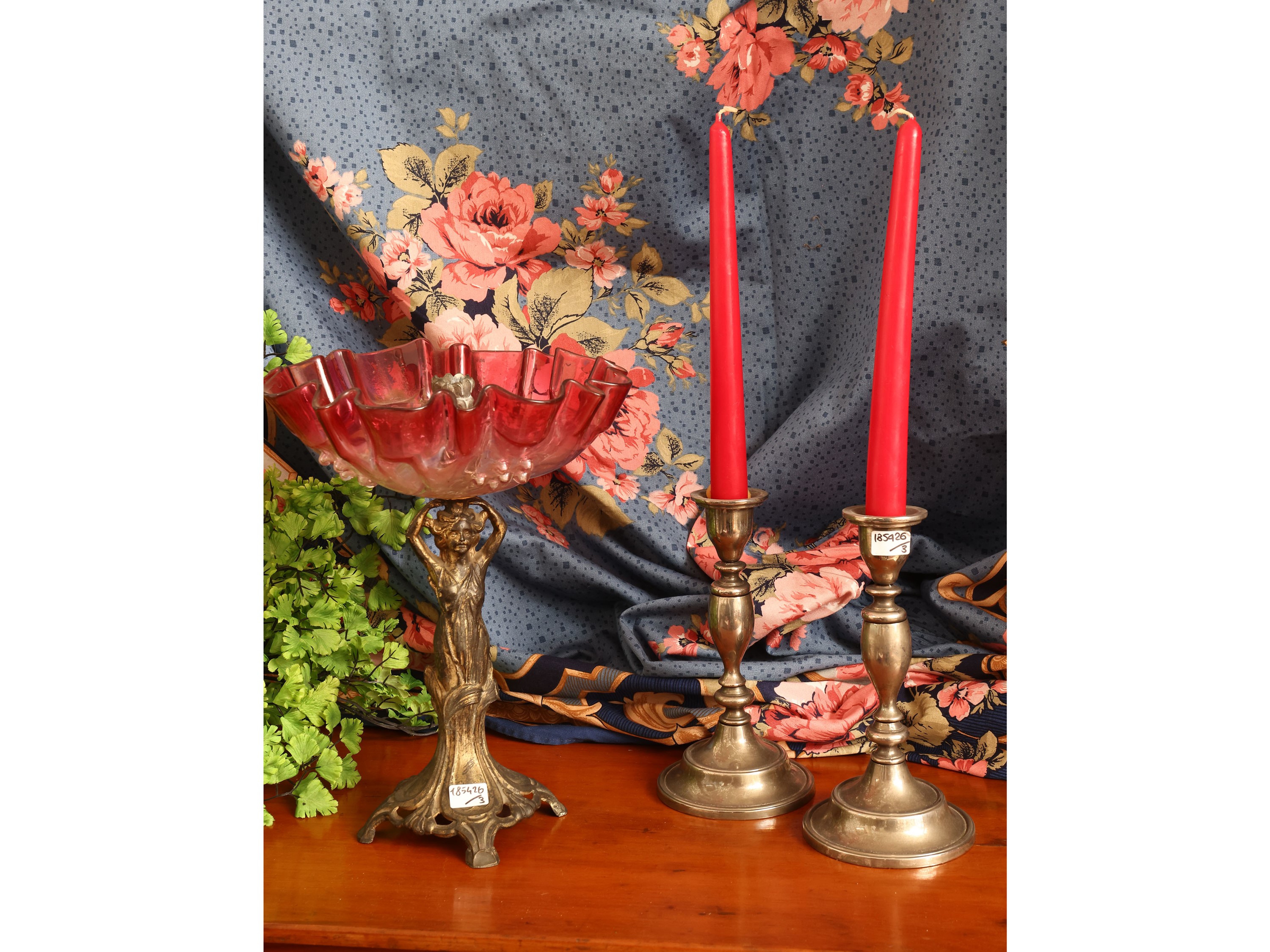 Alzata centrotavola Art Nouveau con stelo femminile e coppa in vetro rosso, inizio del XX secolo