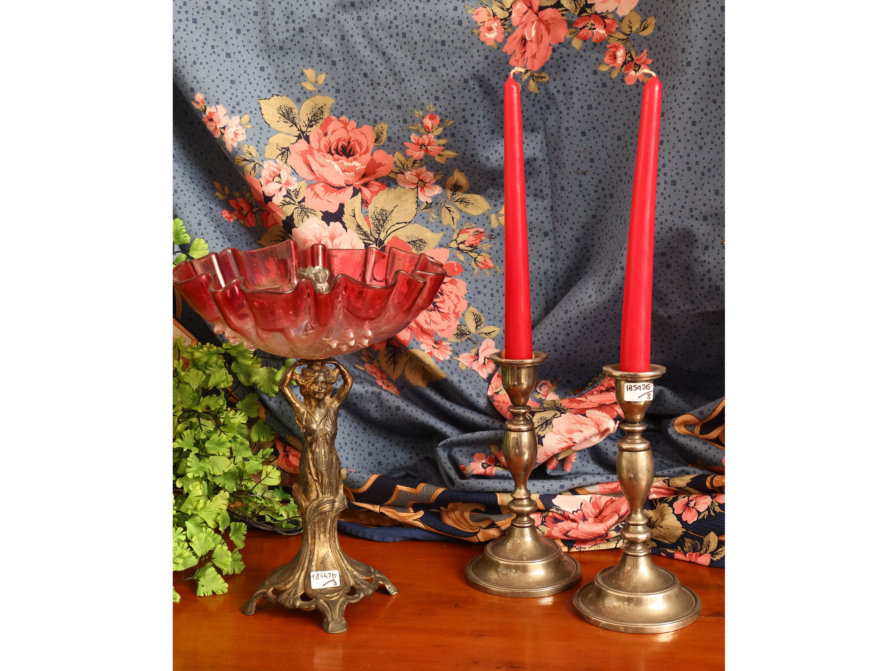 Alzata centrotavola Art Nouveau con stelo femminile e coppa in vetro rosso, inizio del XX secolo