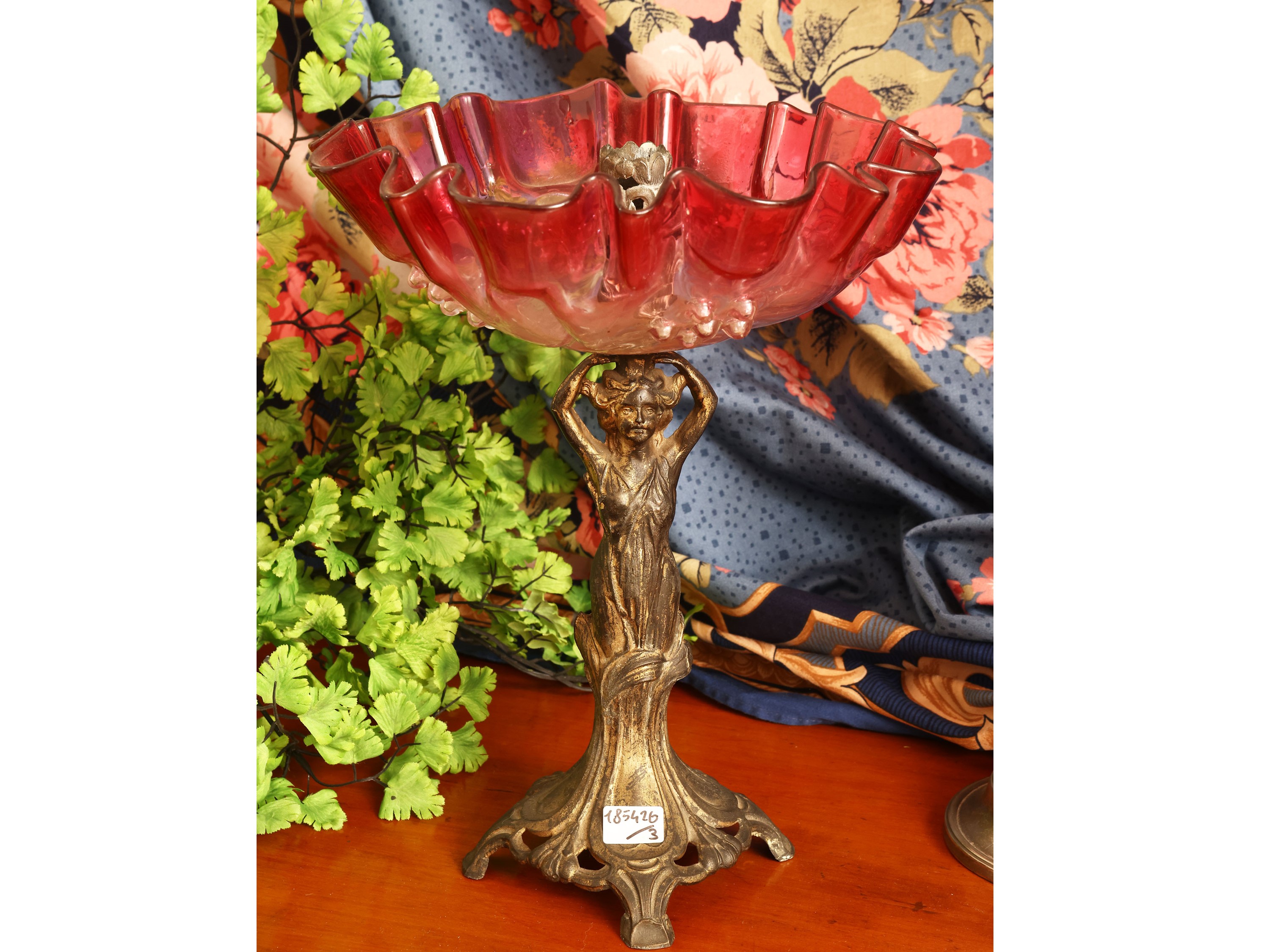 Alzata centrotavola Art Nouveau con stelo femminile e coppa in vetro rosso, inizio del XX secolo