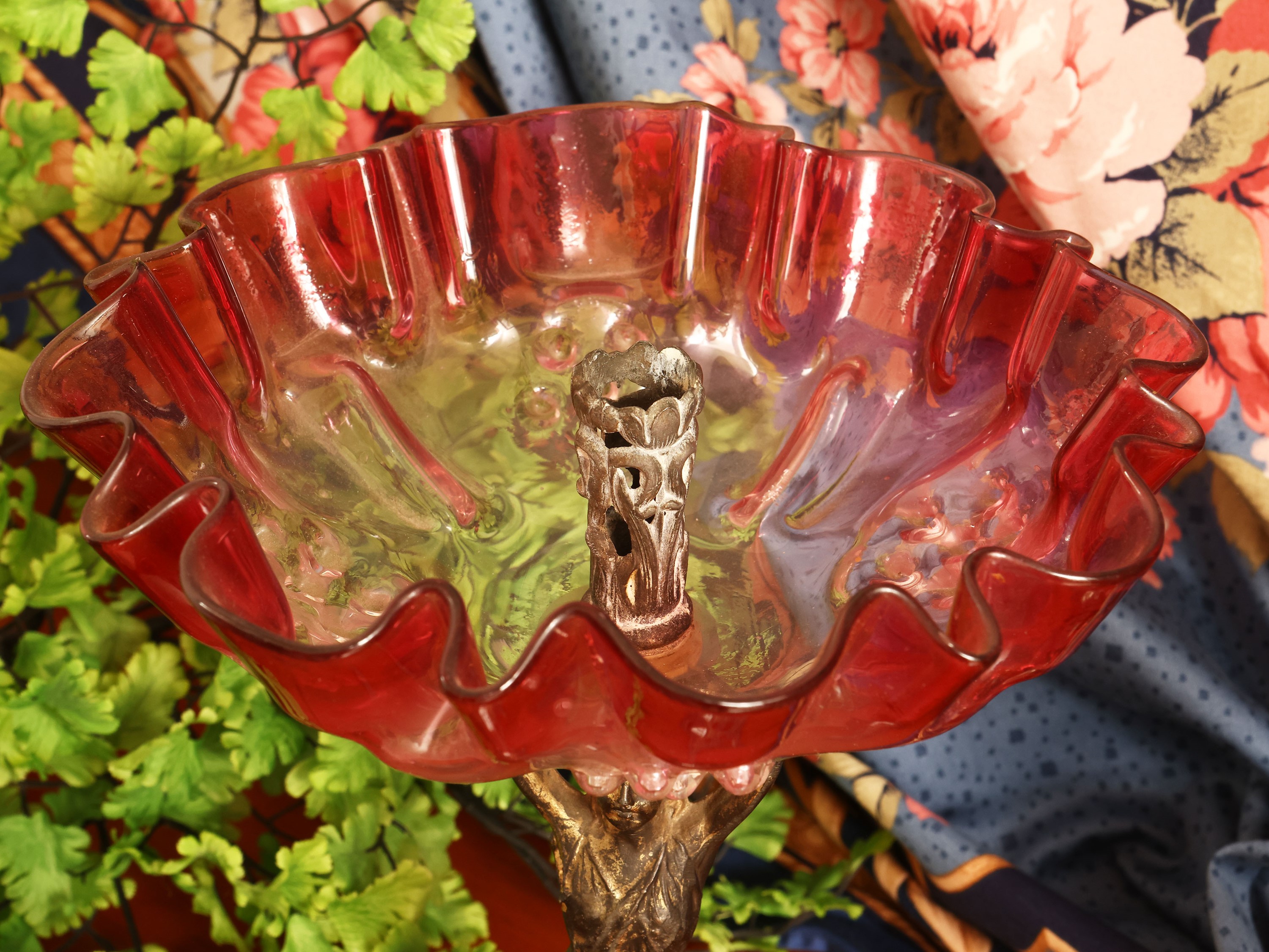 Alzata centrotavola Art Nouveau con stelo femminile e coppa in vetro rosso, inizio del XX secolo