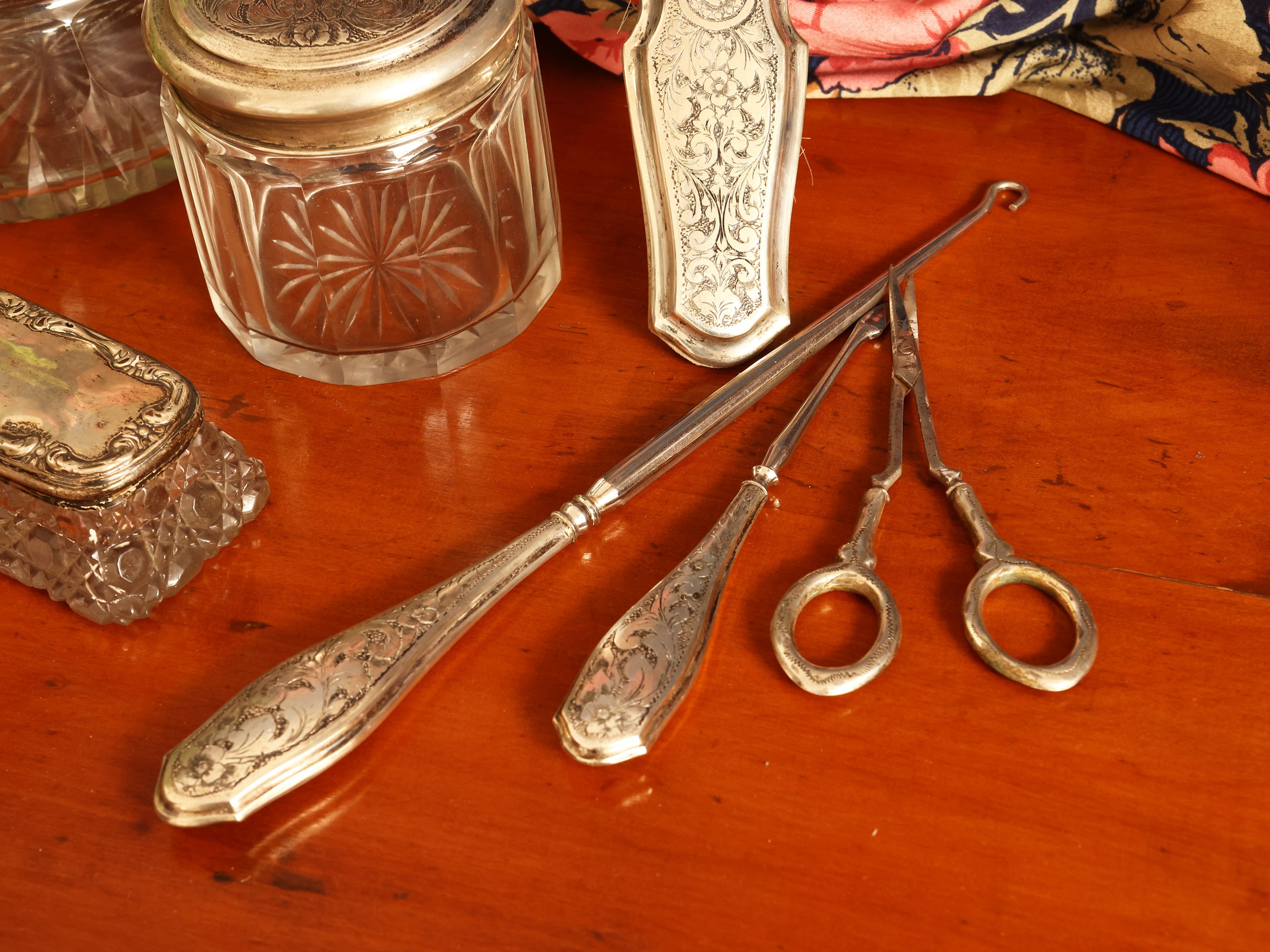 Due set da toilette in argento