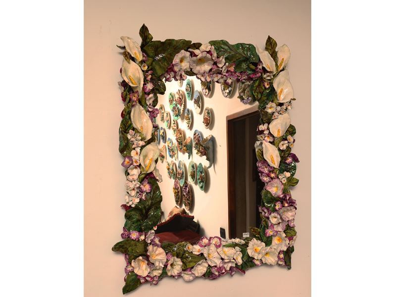 Specchiera con cornice in cartapesta policroma