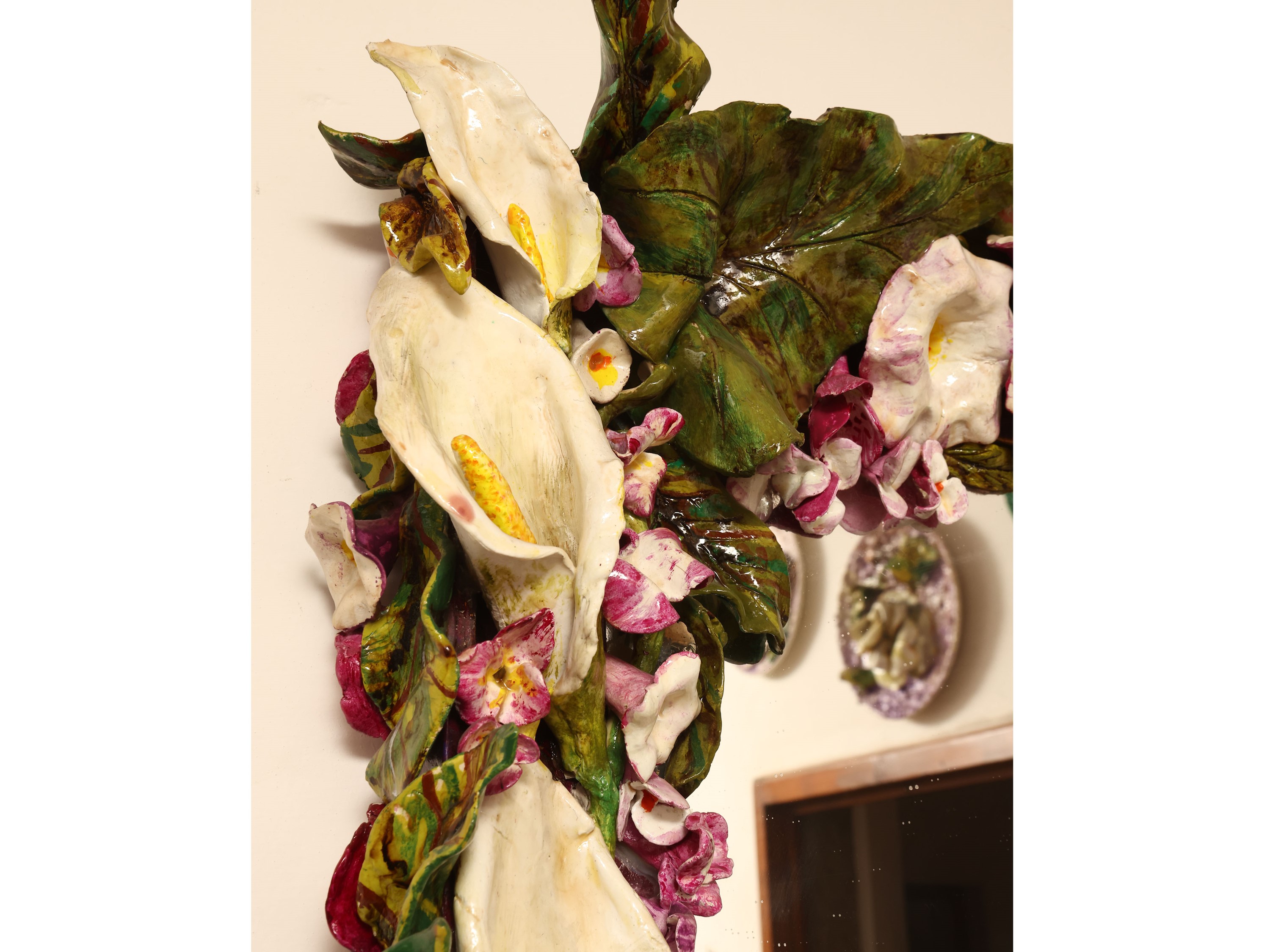 Specchiera con cornice in cartapesta policroma