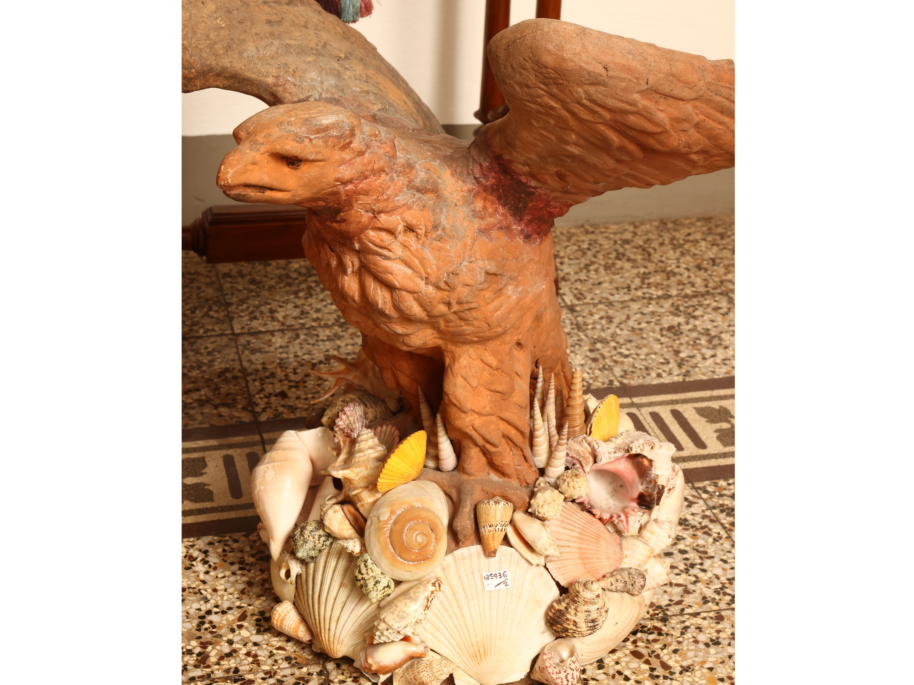 Coppia di grandi aquile in terracotta