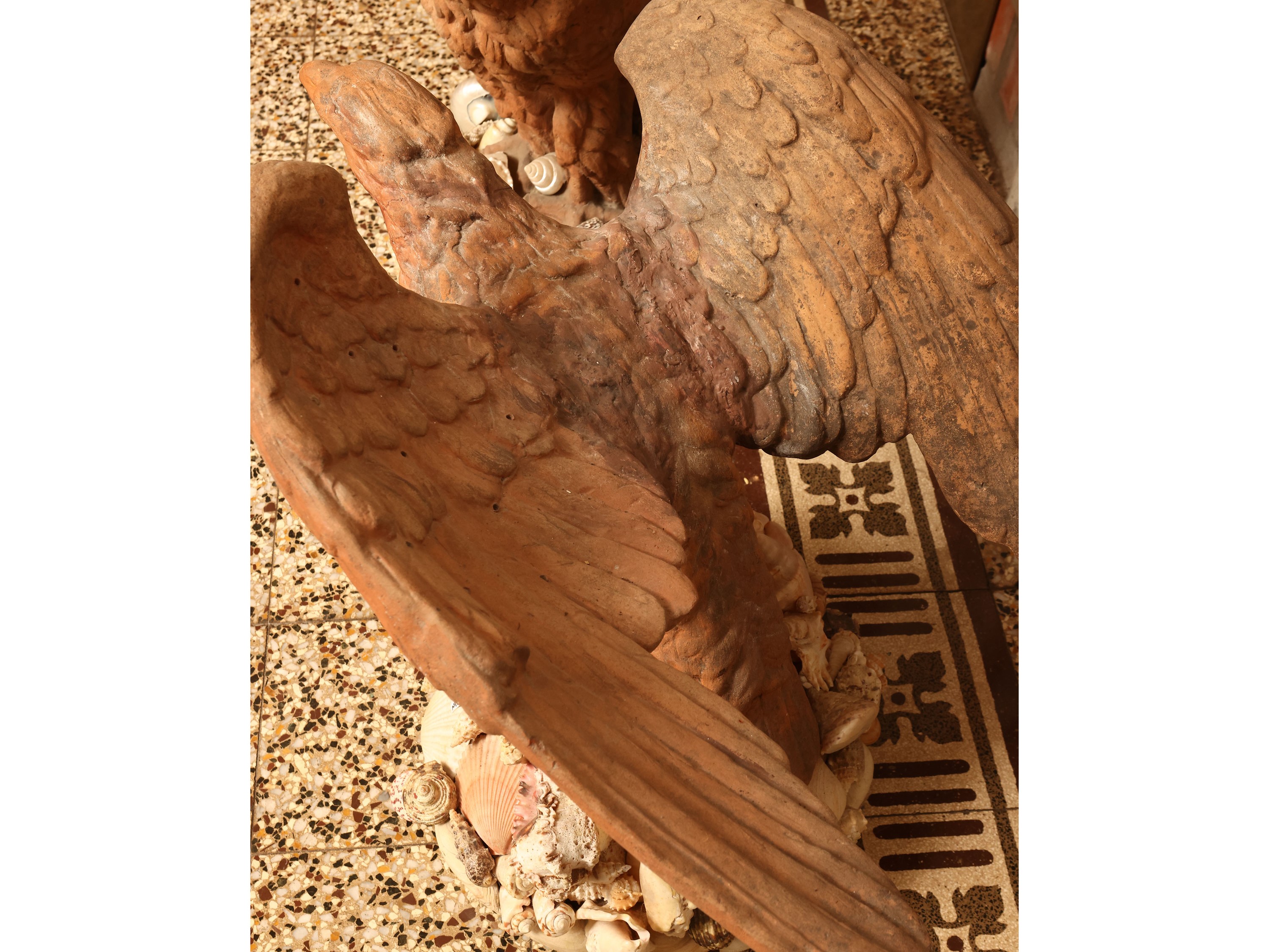 Coppia di grandi aquile in terracotta