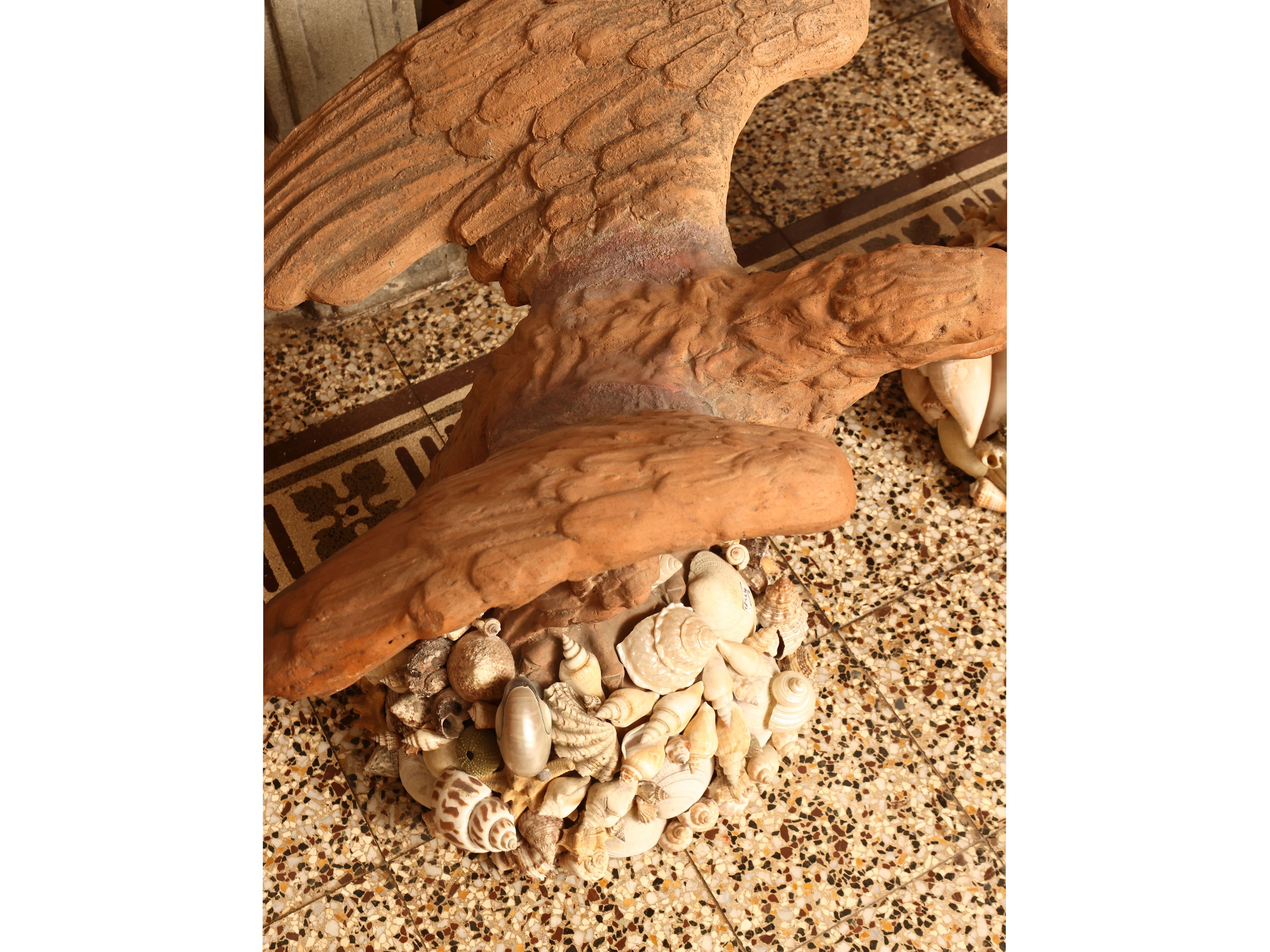 Coppia di grandi aquile in terracotta