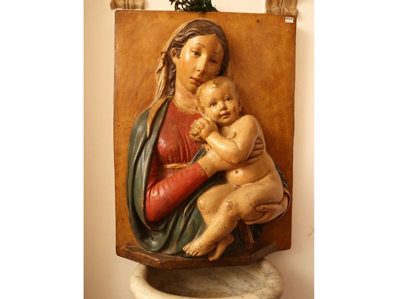 Madonna con Bambino, placca a bassorilievo in terracotta policroma