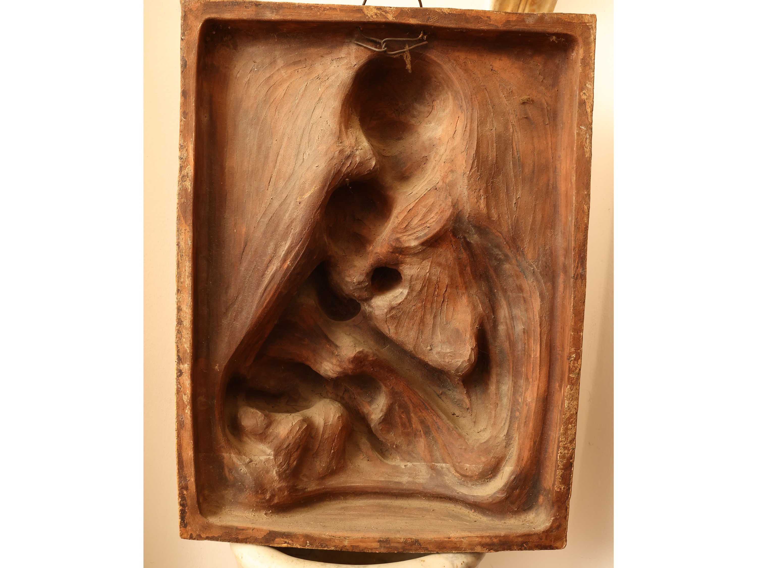 Madonna con Bambino, placca a bassorilievo in terracotta policroma