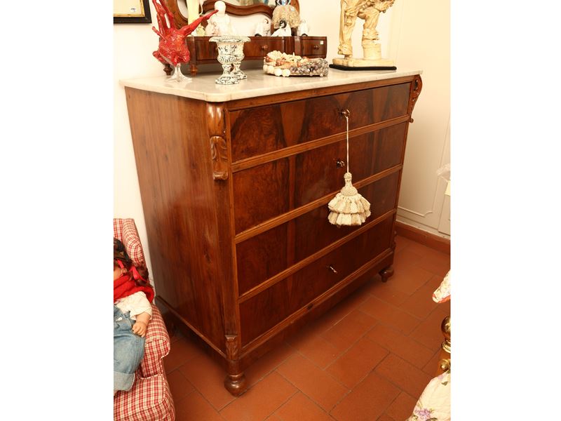 Cassettone impiallacciato in noce e piuma di noce