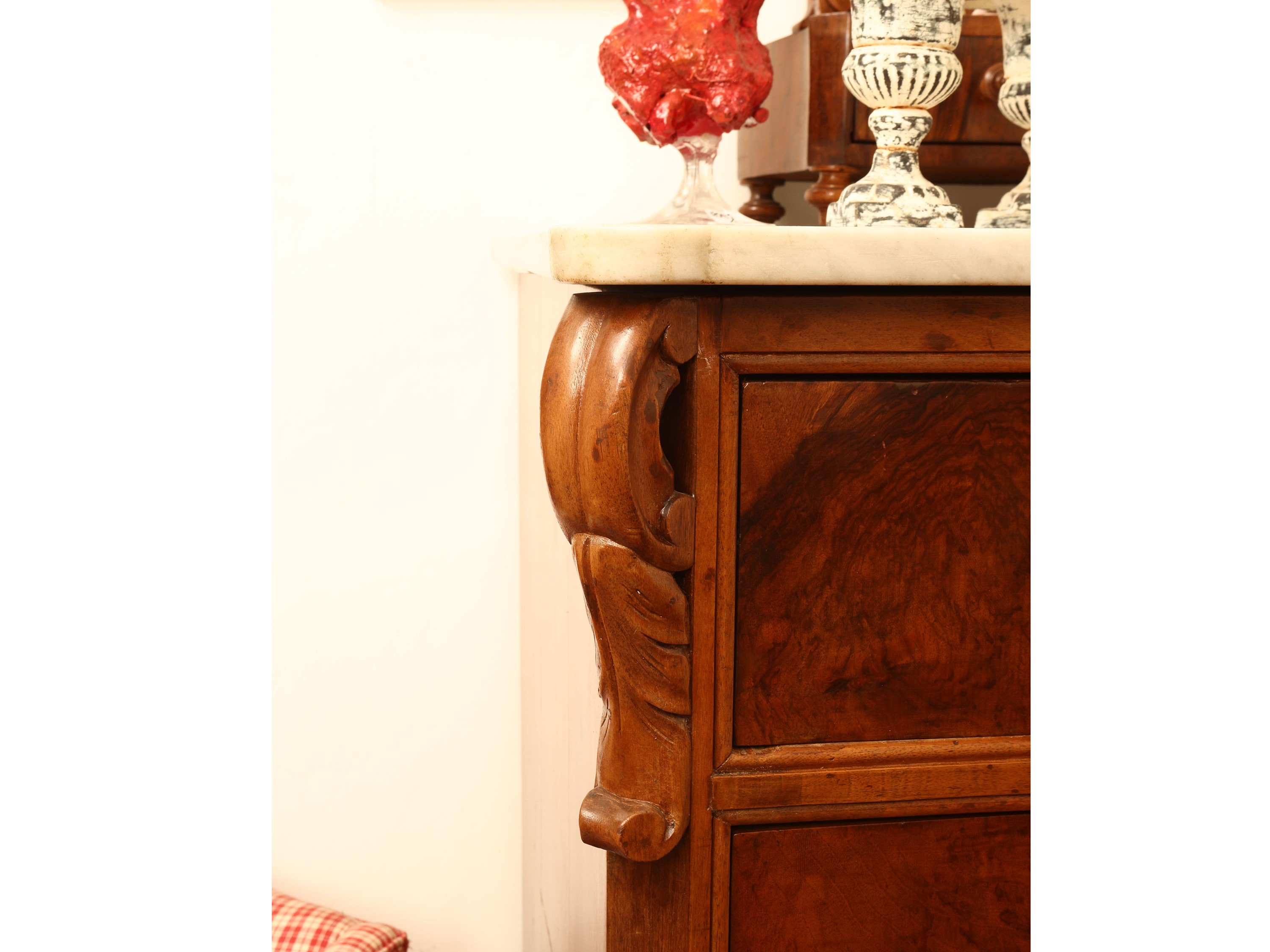 Cassettone impiallacciato in noce e piuma di noce