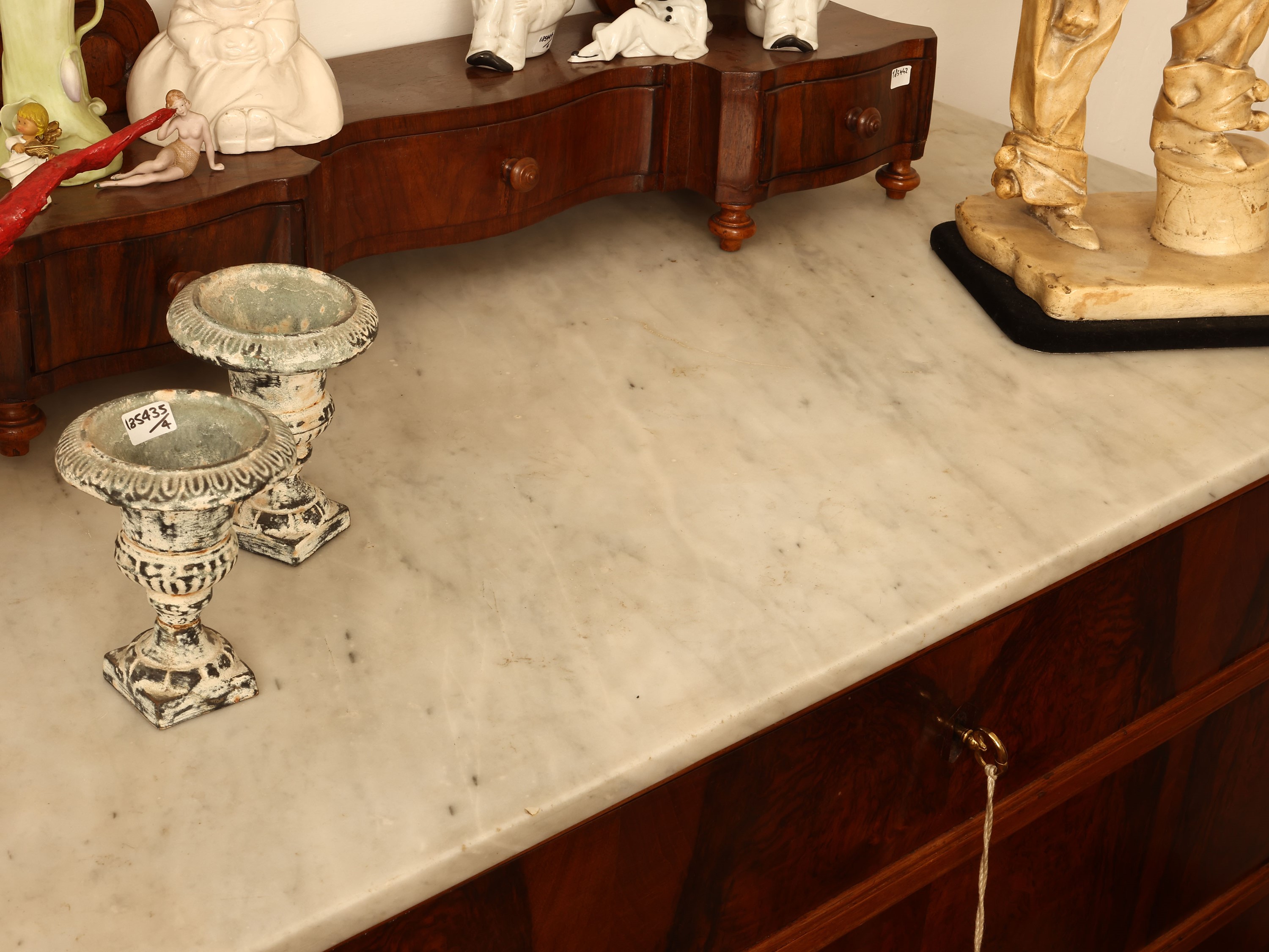 Cassettone impiallacciato in noce e piuma di noce