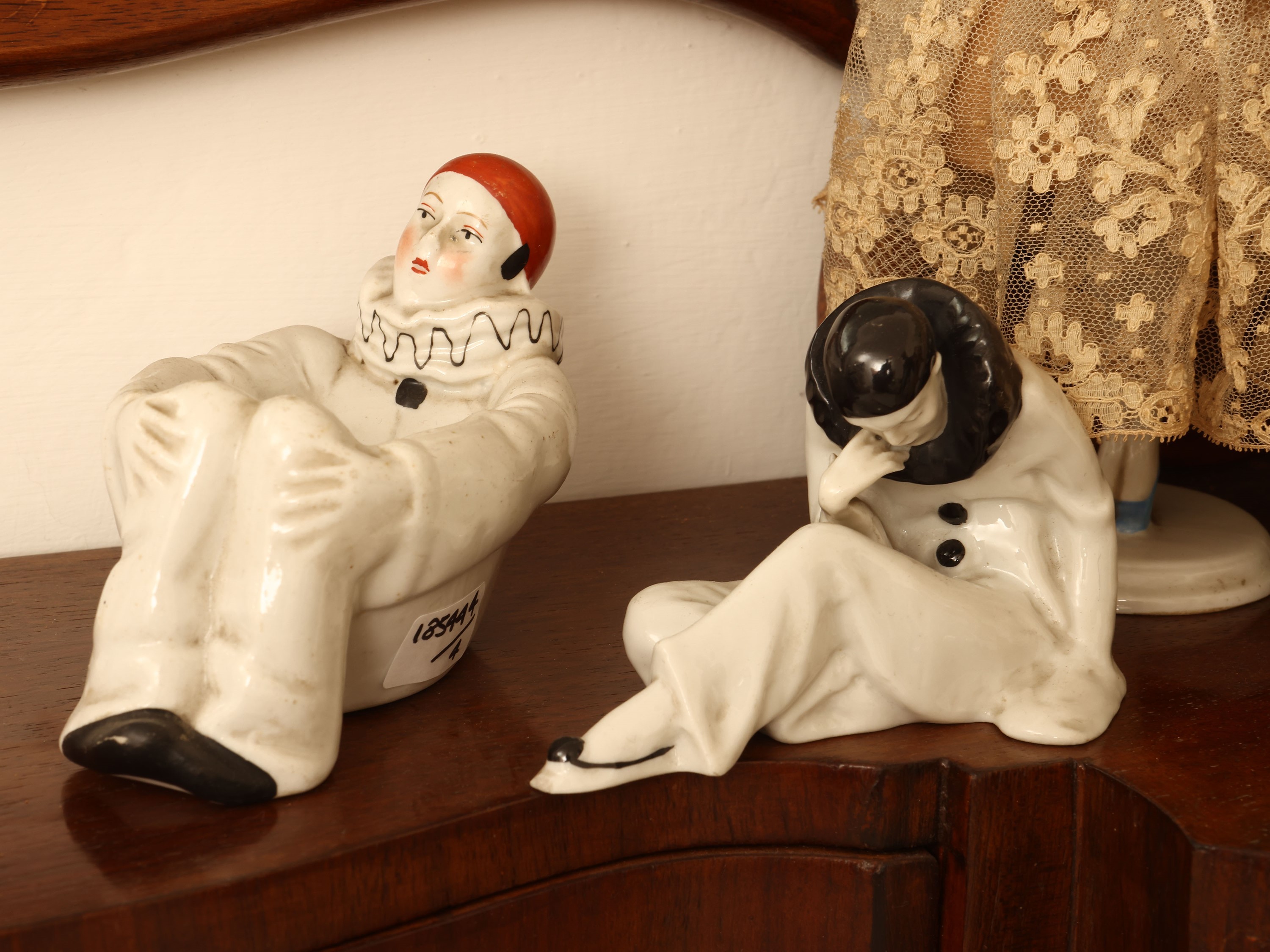 Quattro figure da collezione in porcellana raffiguranti Pierrot, inizio del XX secolo
