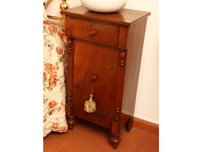 Comodino in noce, h 87 cm