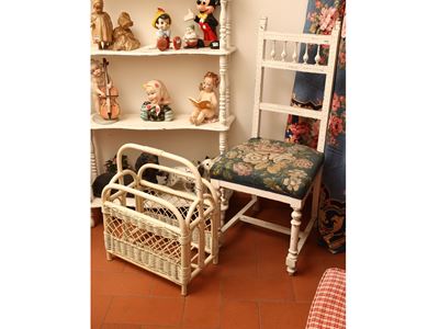Coppia di sedie in legno laccato bianco con rivestimento fiorito e portariviste d'epoca in vimini...