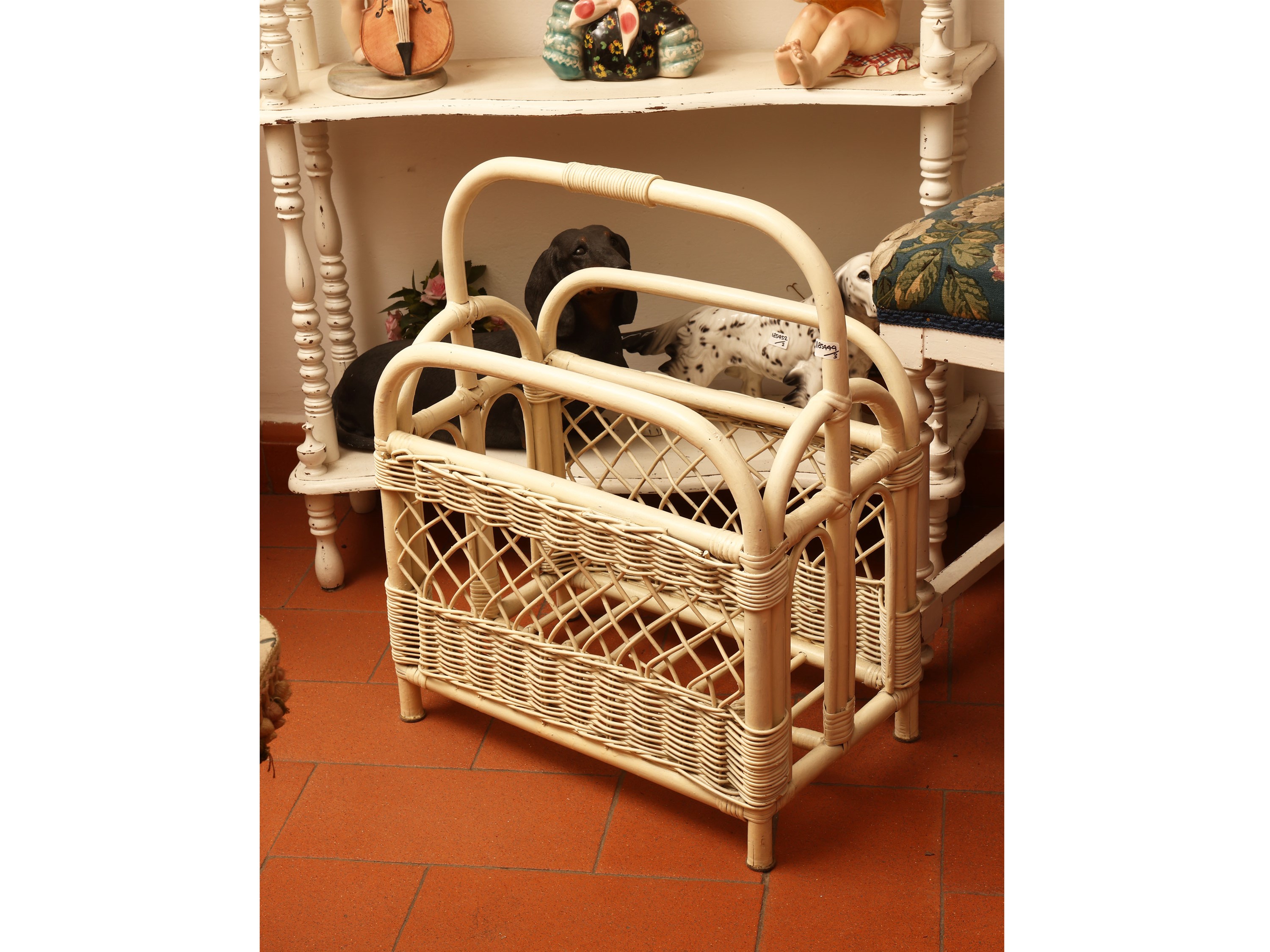 Coppia di sedie in legno laccato bianco con rivestimento fiorito e portariviste d'epoca in vimini...