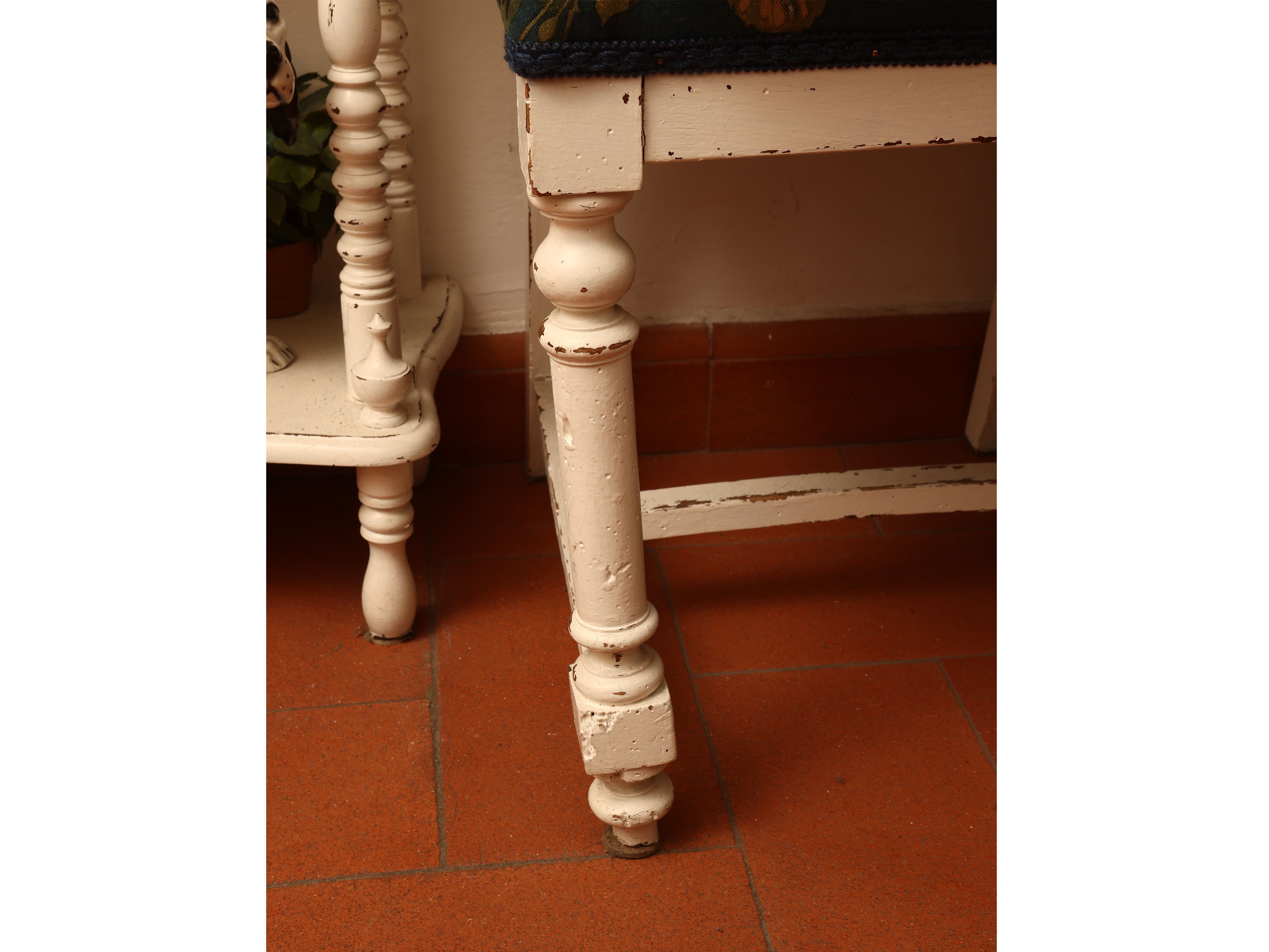 Coppia di sedie in legno laccato bianco con rivestimento fiorito e portariviste d'epoca in vimini...