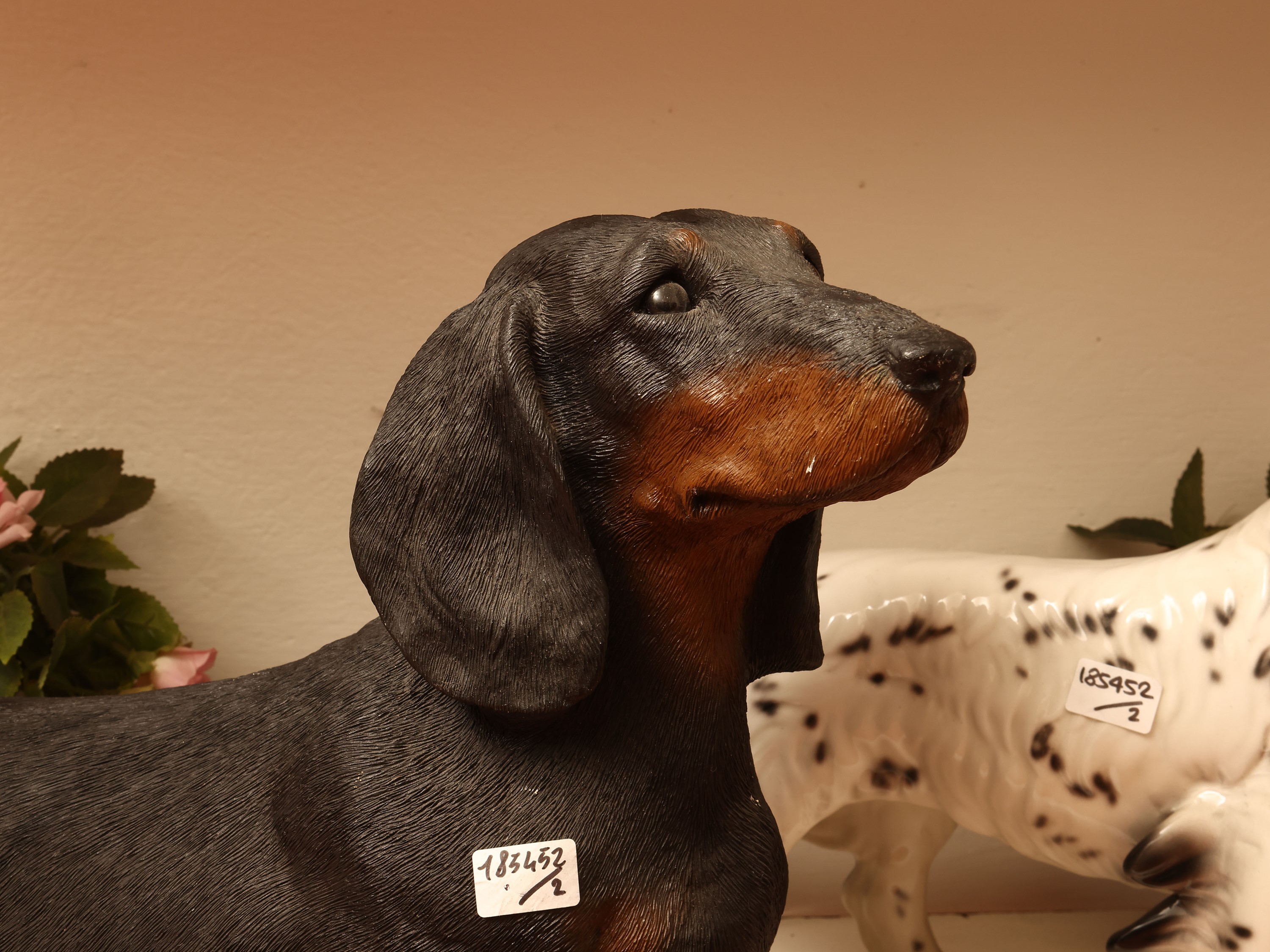 Due gruppi animalier: Bassotto in sandicast e Setter inglese in ceramica Ronzan