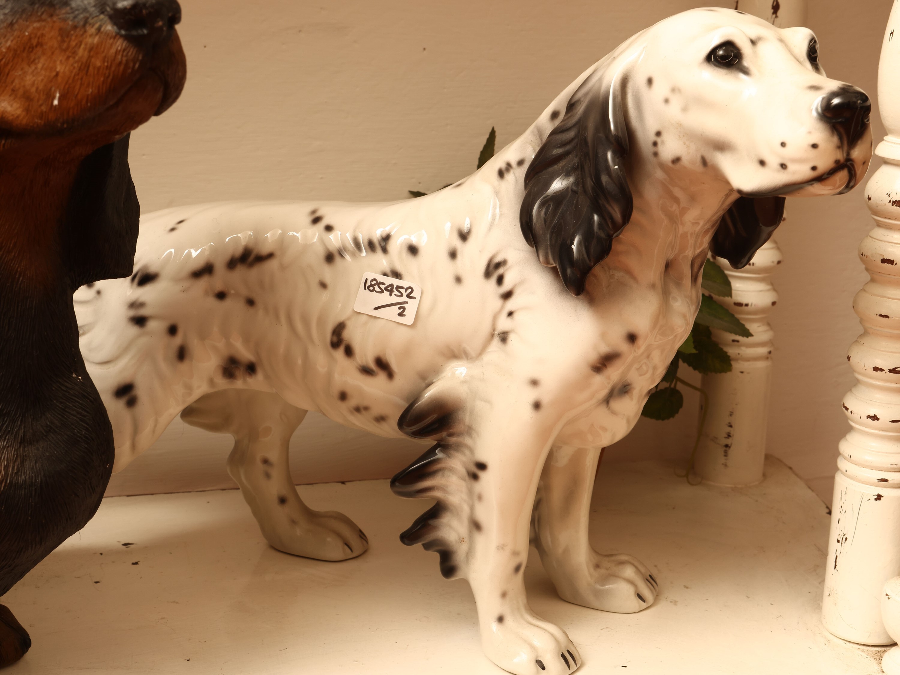 Due gruppi animalier: Bassotto in sandicast e Setter inglese in ceramica Ronzan