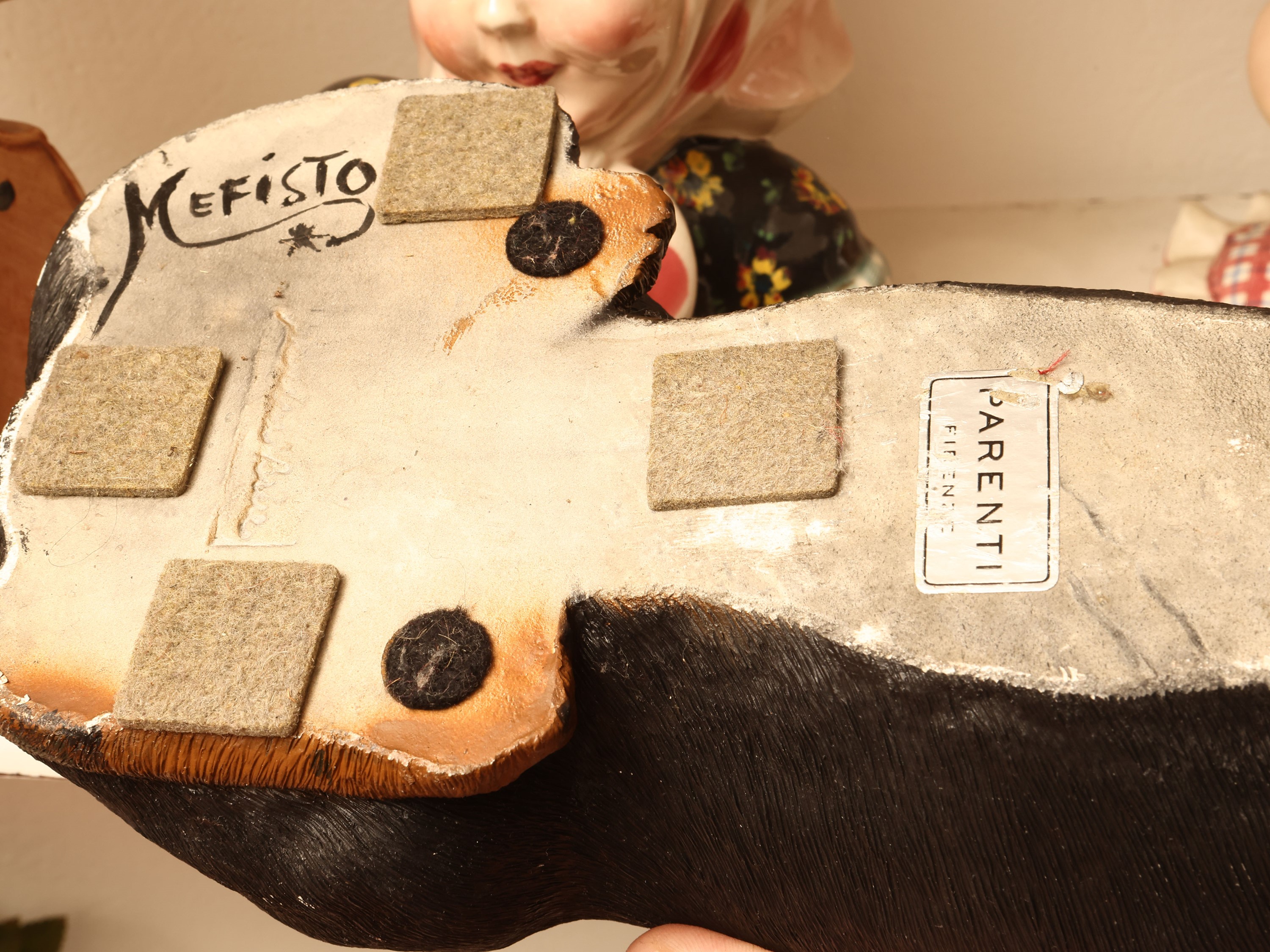 Due gruppi animalier: Bassotto in sandicast e Setter inglese in ceramica Ronzan