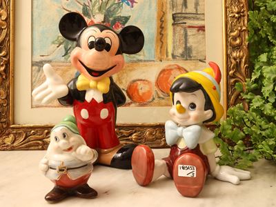 Sculture di tre figure Disney in porcellana e ceramica policroma