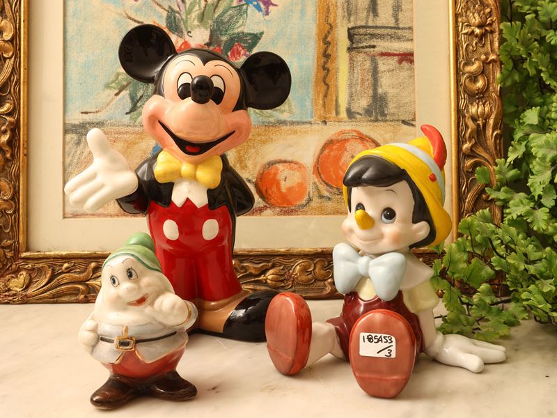 Sculture di tre figure Disney in porcellana e ceramica policroma