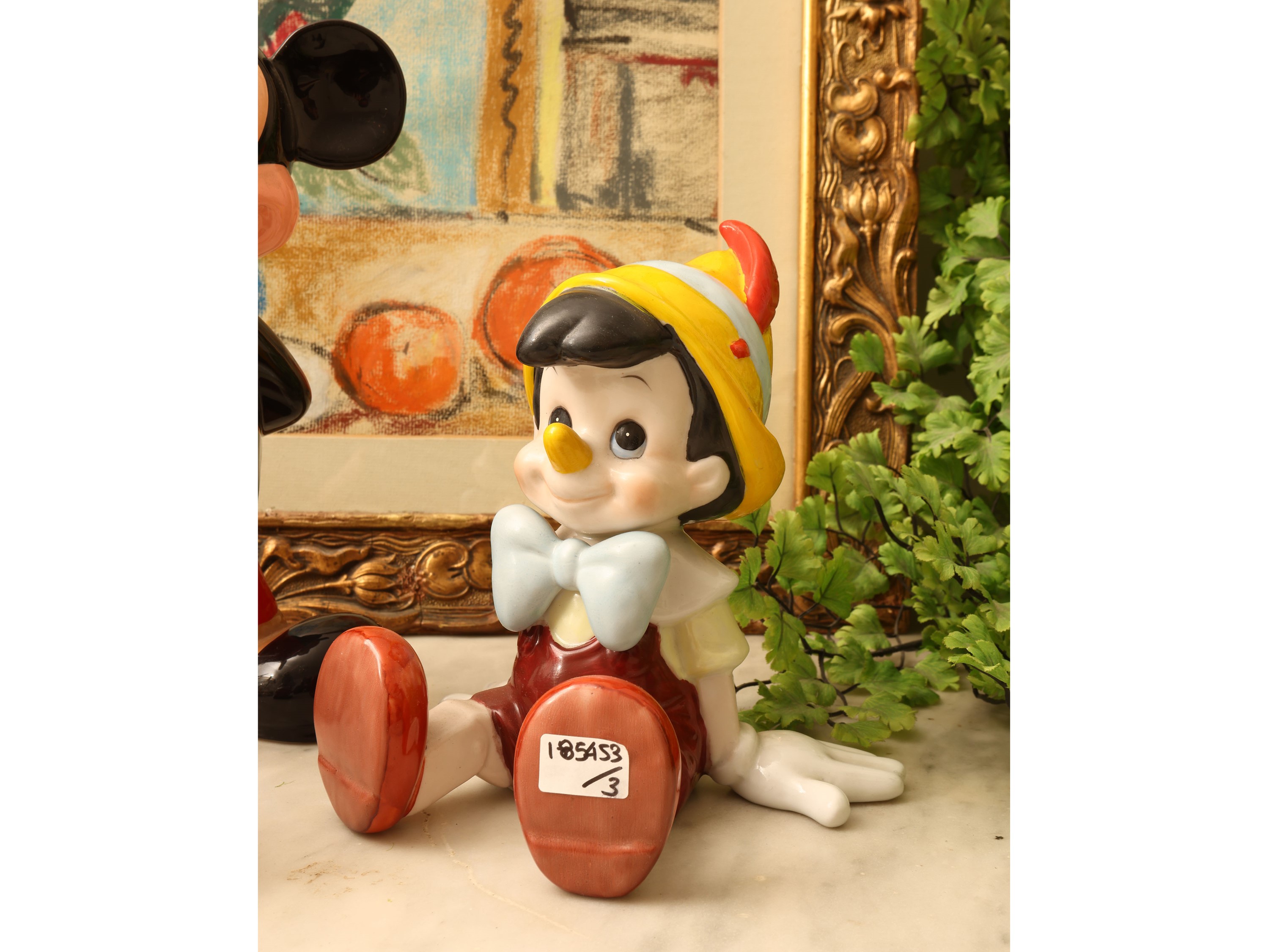 Sculture di tre figure Disney in porcellana e ceramica policroma