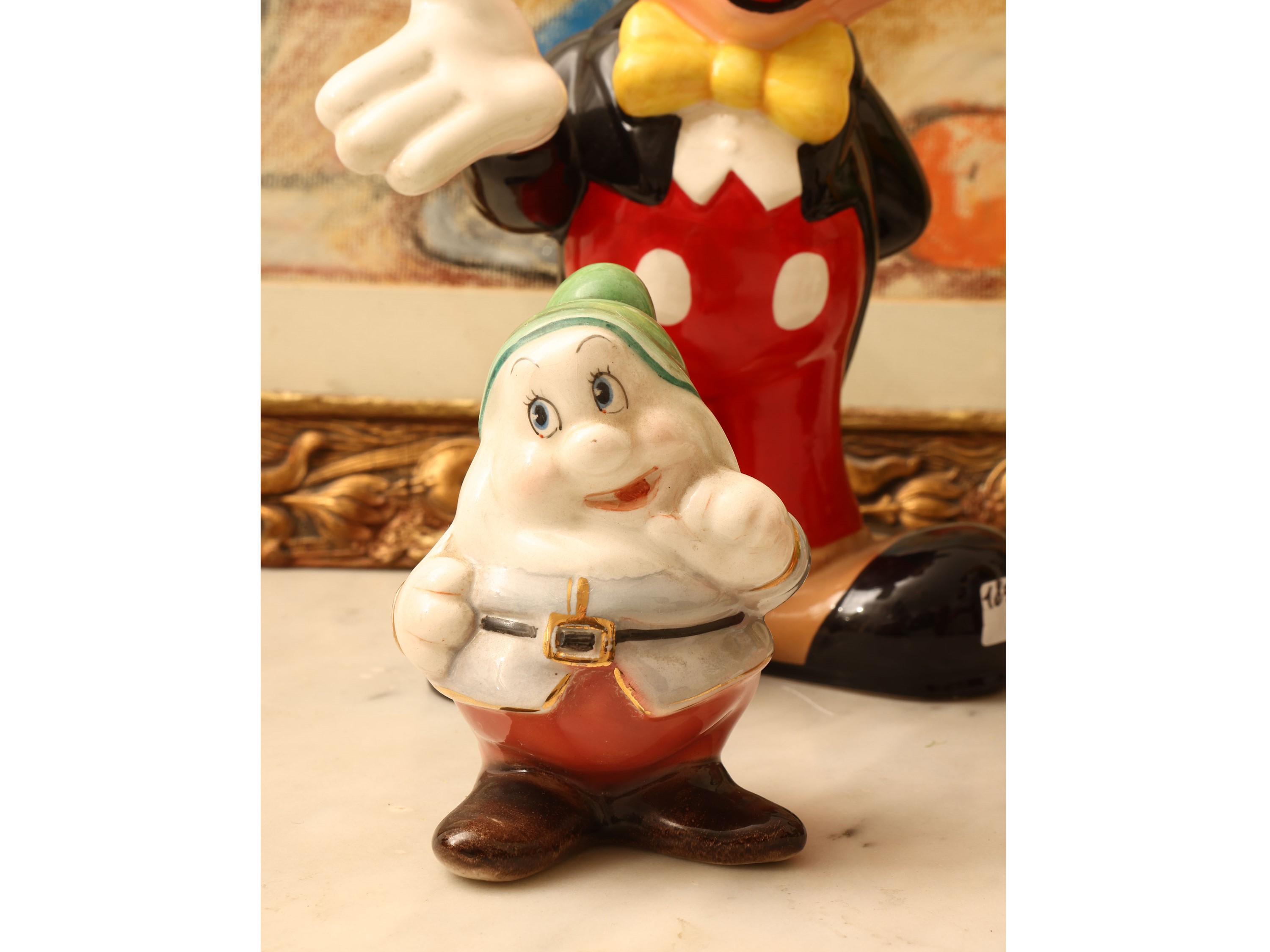Sculture di tre figure Disney in porcellana e ceramica policroma