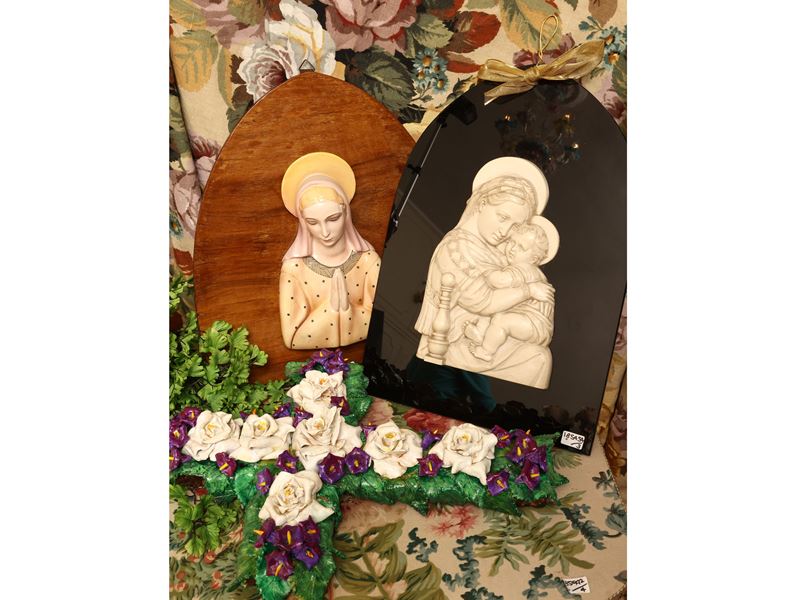 Accessori devozionali, Crocifisso in ceramica con decorazioni in cartapesta