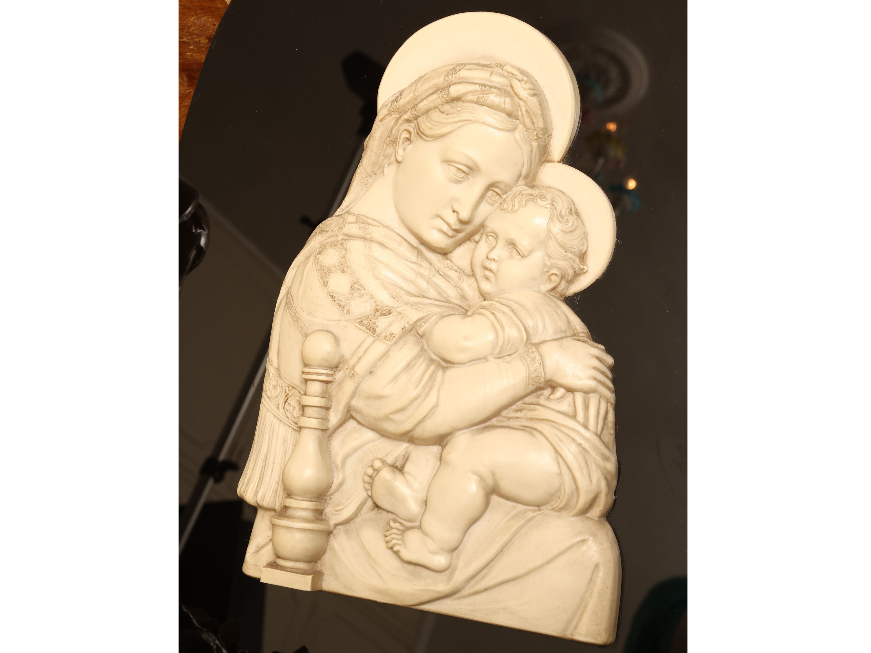 Accessori devozionali, Crocifisso in ceramica con decorazioni in cartapesta