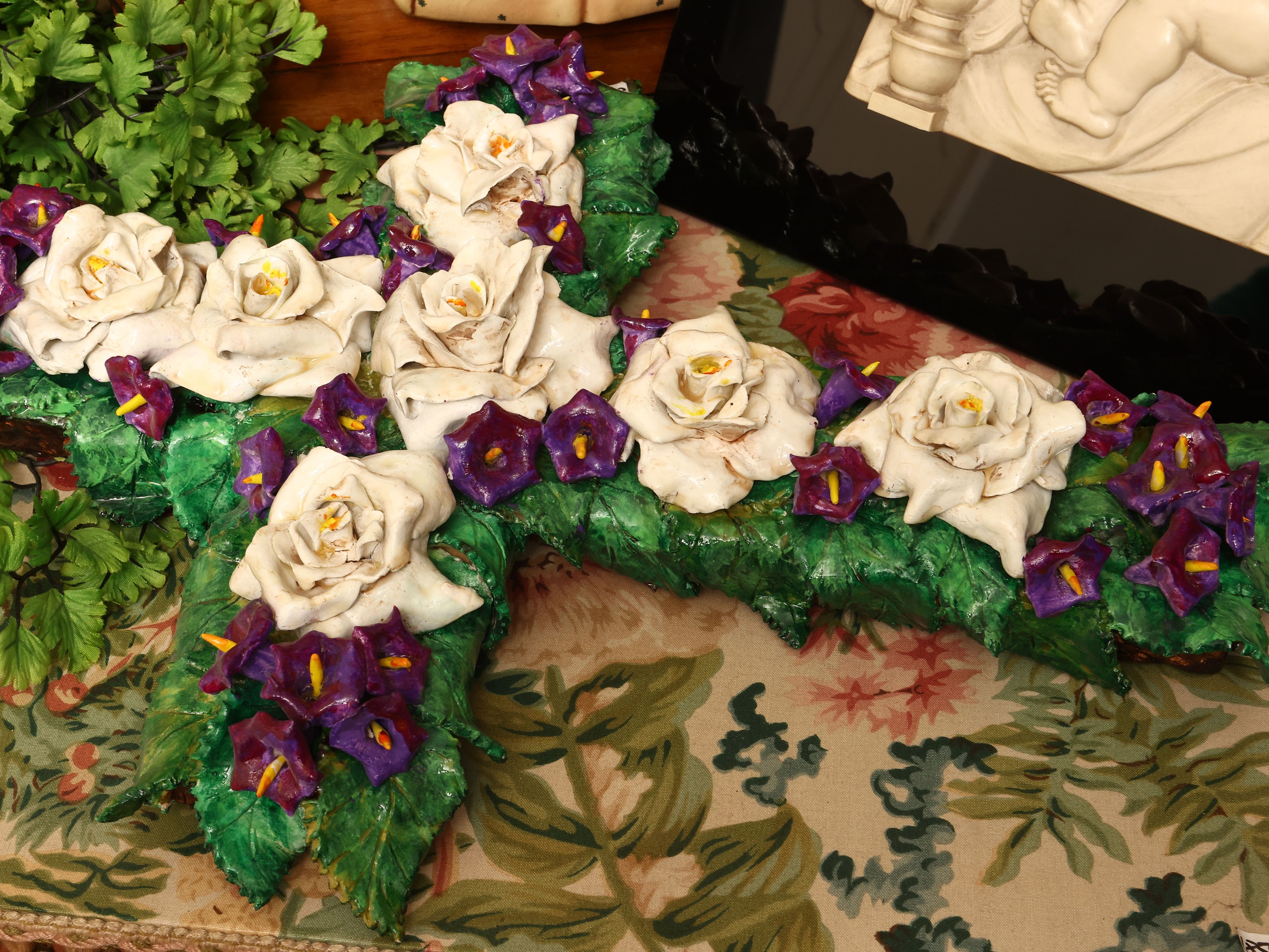 Accessori devozionali, Crocifisso in ceramica con decorazioni in cartapesta