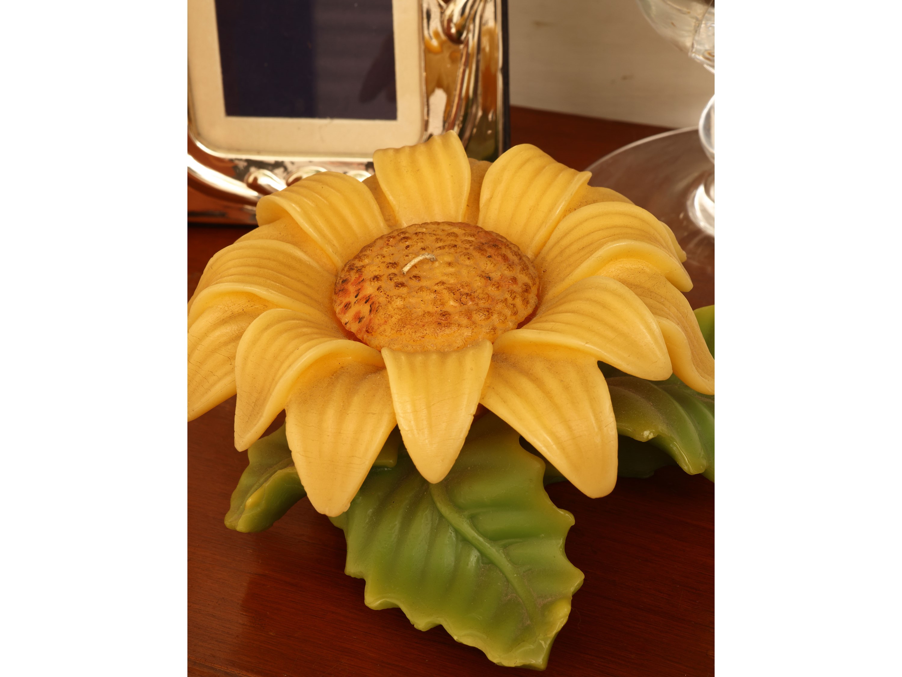 Lotto di arredi decorativi composto da candele in terracotta e cornice rilegata in argento