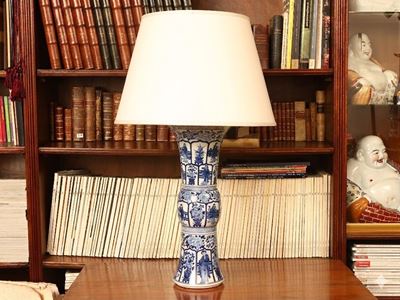 Coppia di vasi in porcellana, h cm 44-75, dipinti a chinaware con motivi floreali