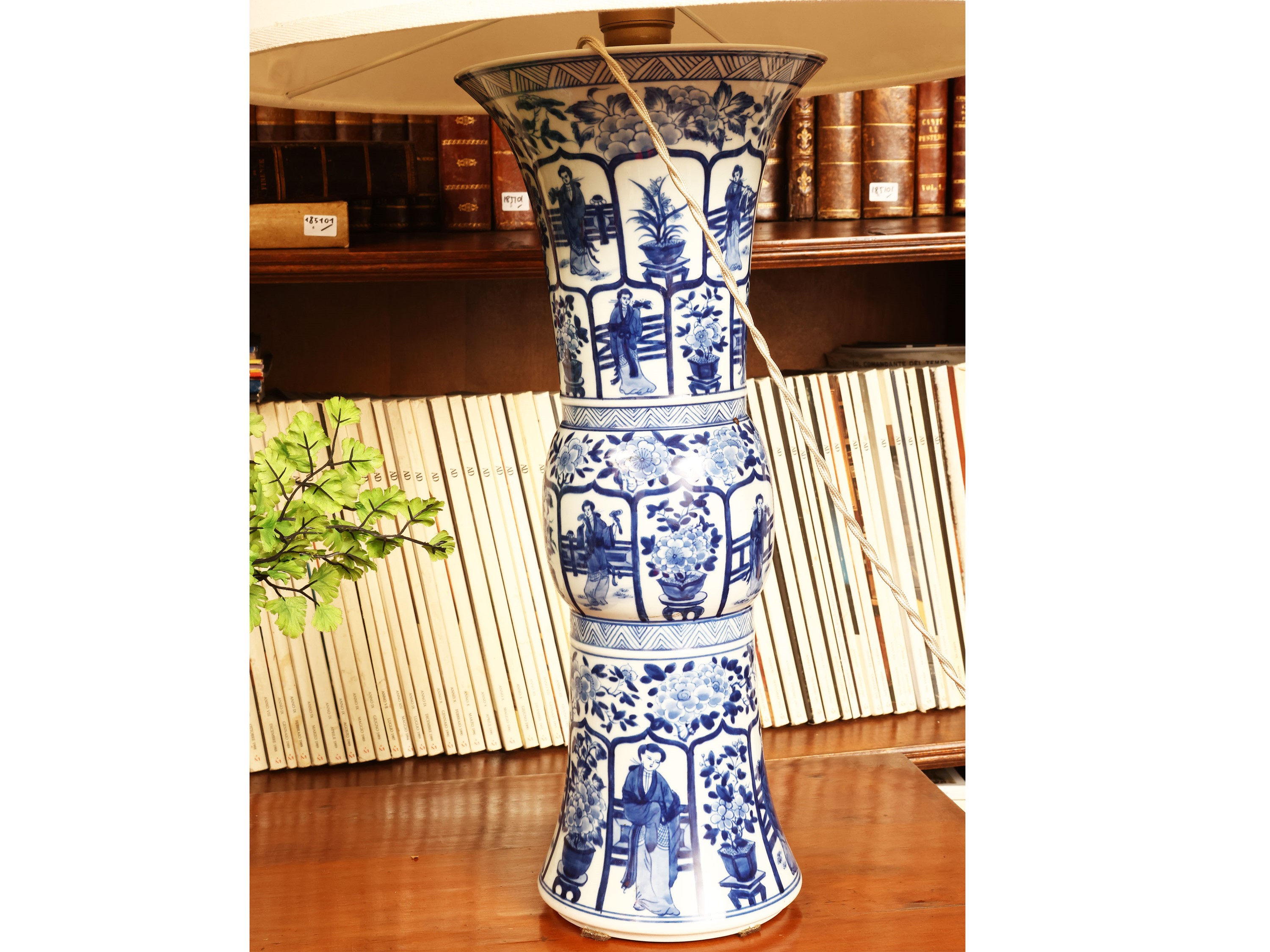 Coppia di vasi in porcellana, h cm 44-75, dipinti a chinaware con motivi floreali