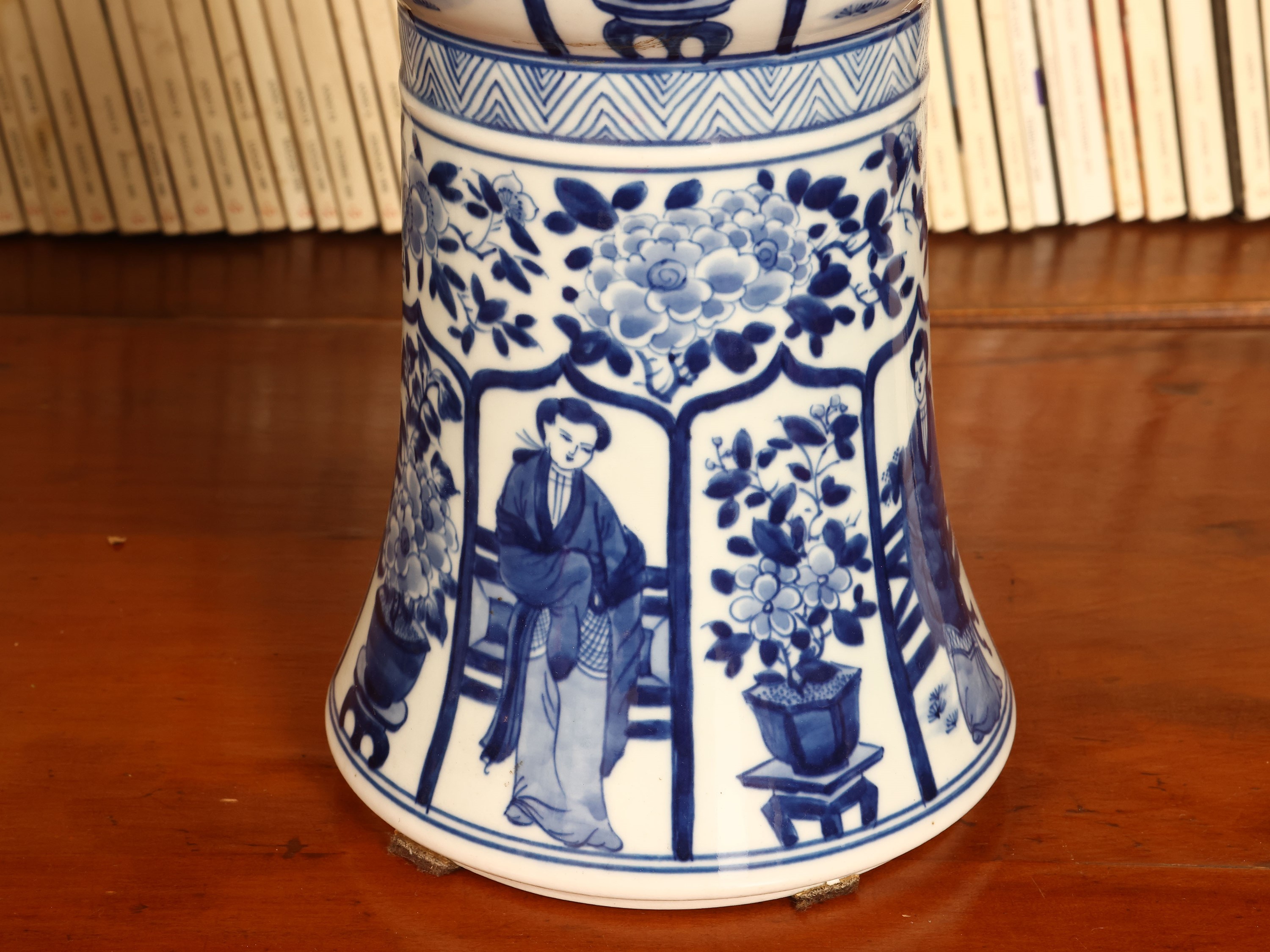Coppia di cachepot in porcellana con decorazione chinoiserie, h cm 17