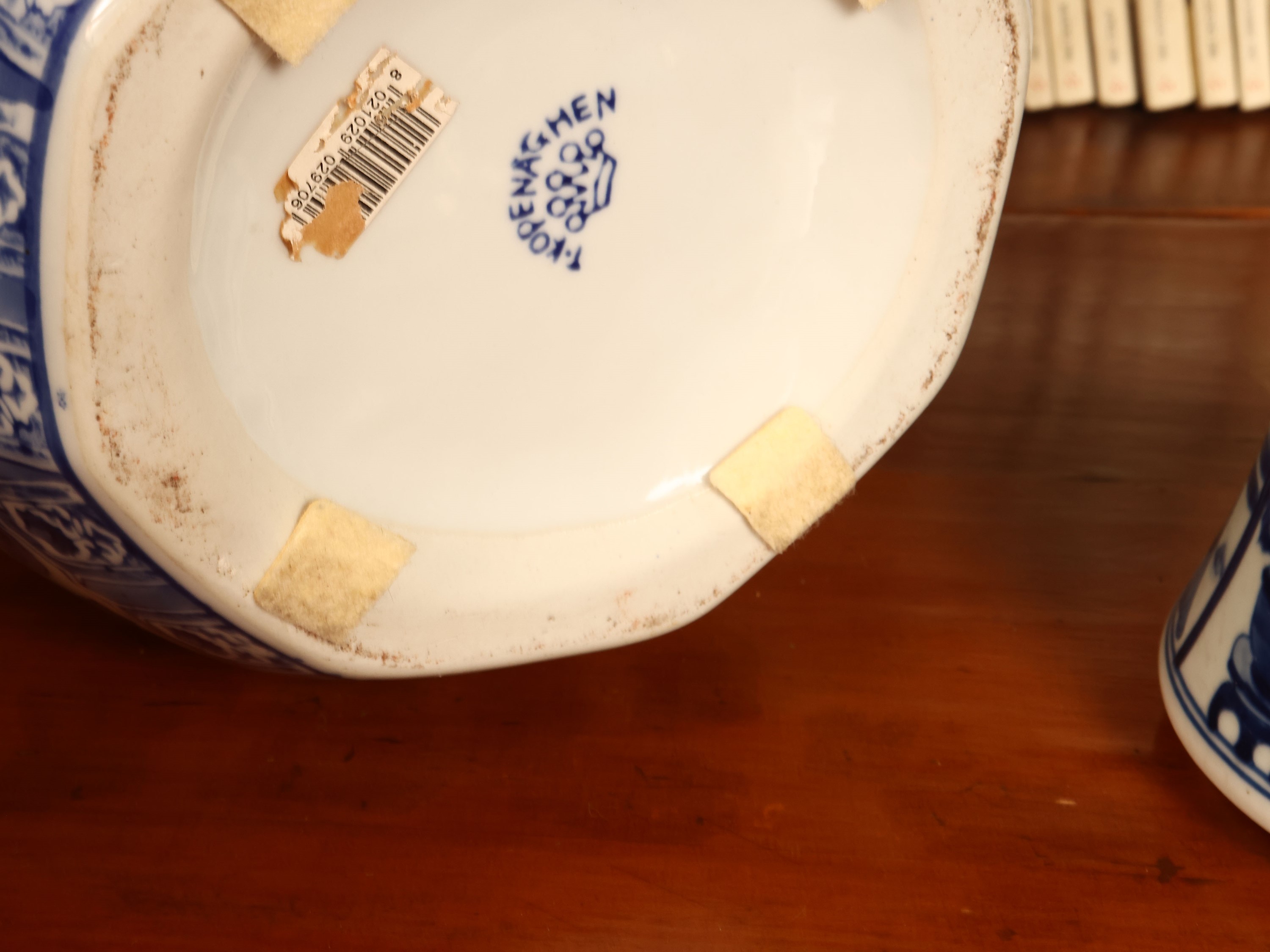 Coppia di cachepot in porcellana con decorazione chinoiserie, h cm 17