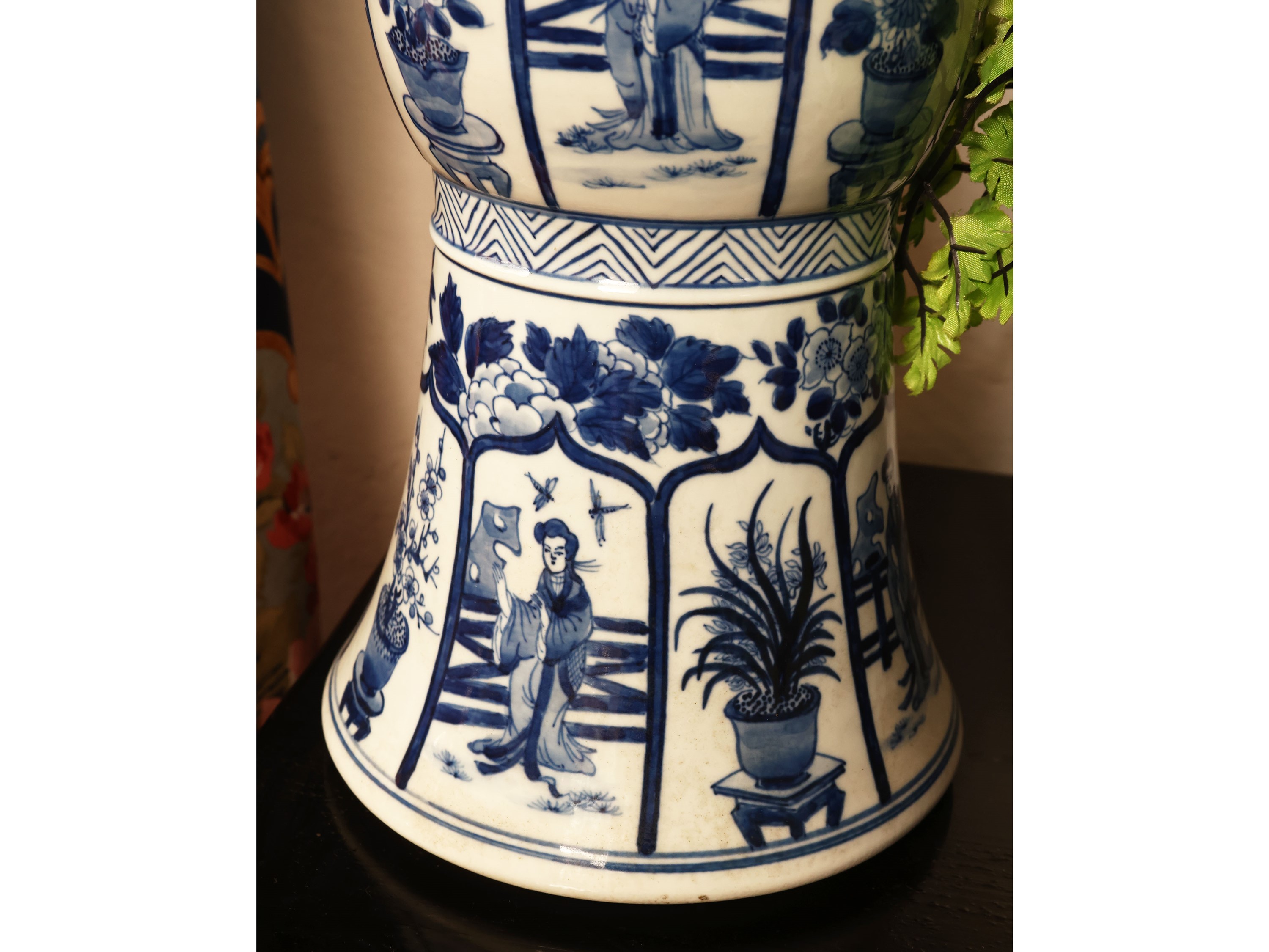 Coppia di cachepot in porcellana con decorazione chinoiserie, h cm 17